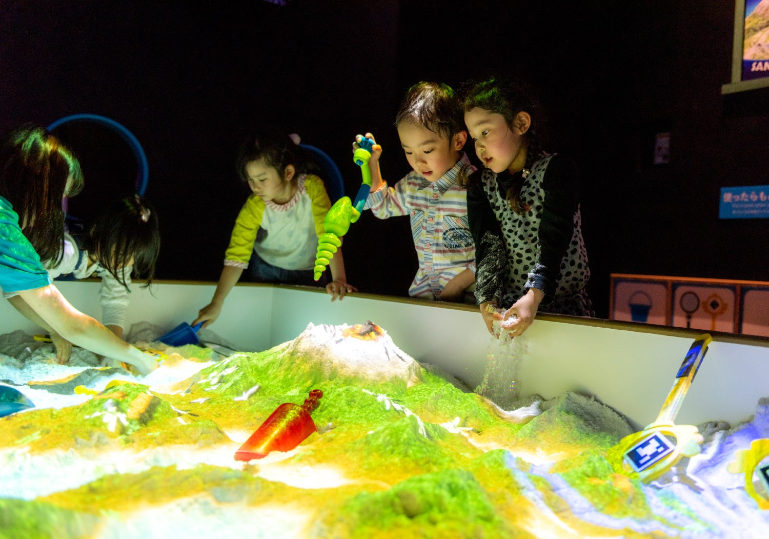 プロジェクションマッピングを駆使したAR砂遊び「SAND PARTY!」