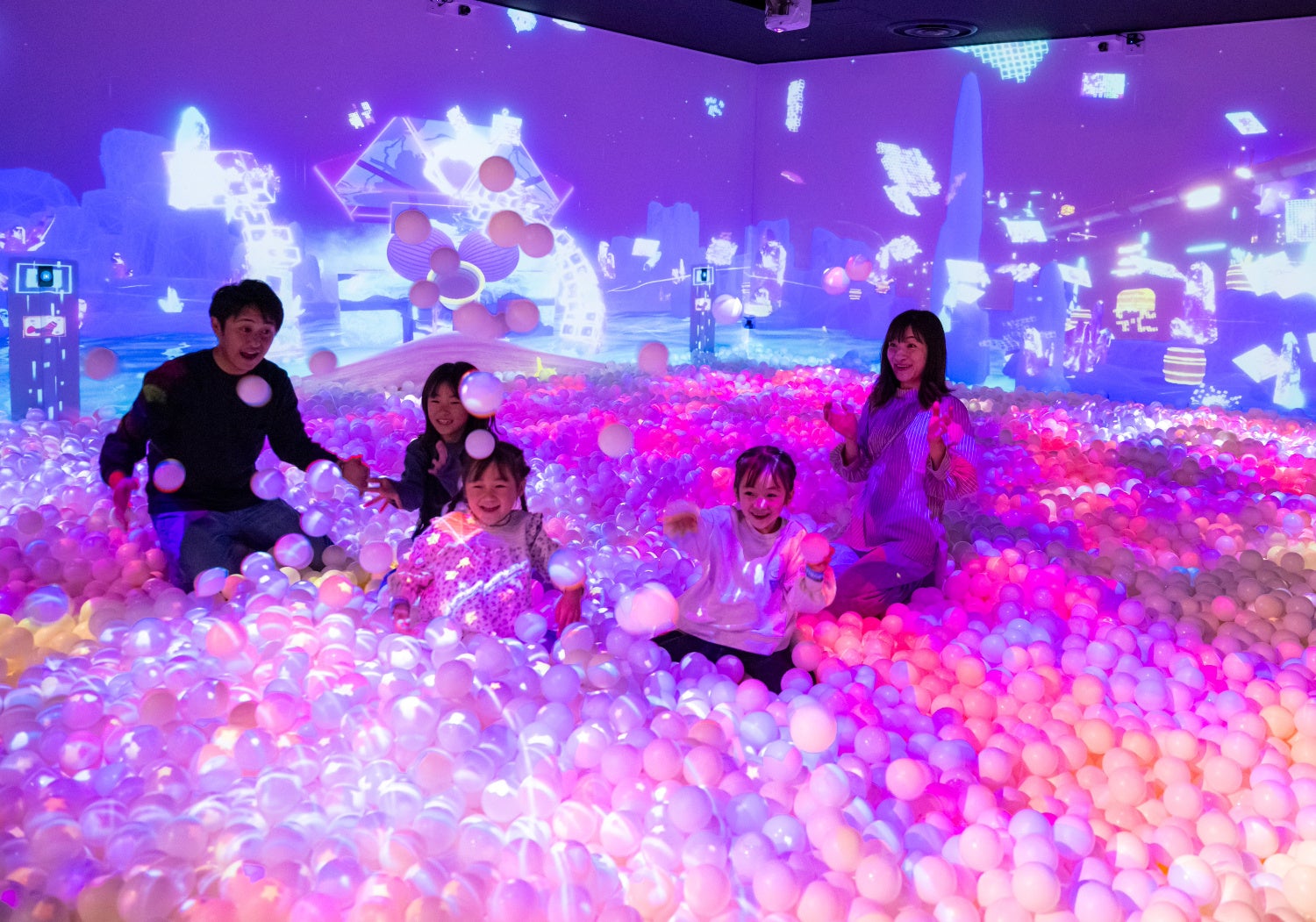 鮮やかな光と音が彩る、ハラハラドキドキの冒険型ボールプール「ZABOOM JOURNEY」