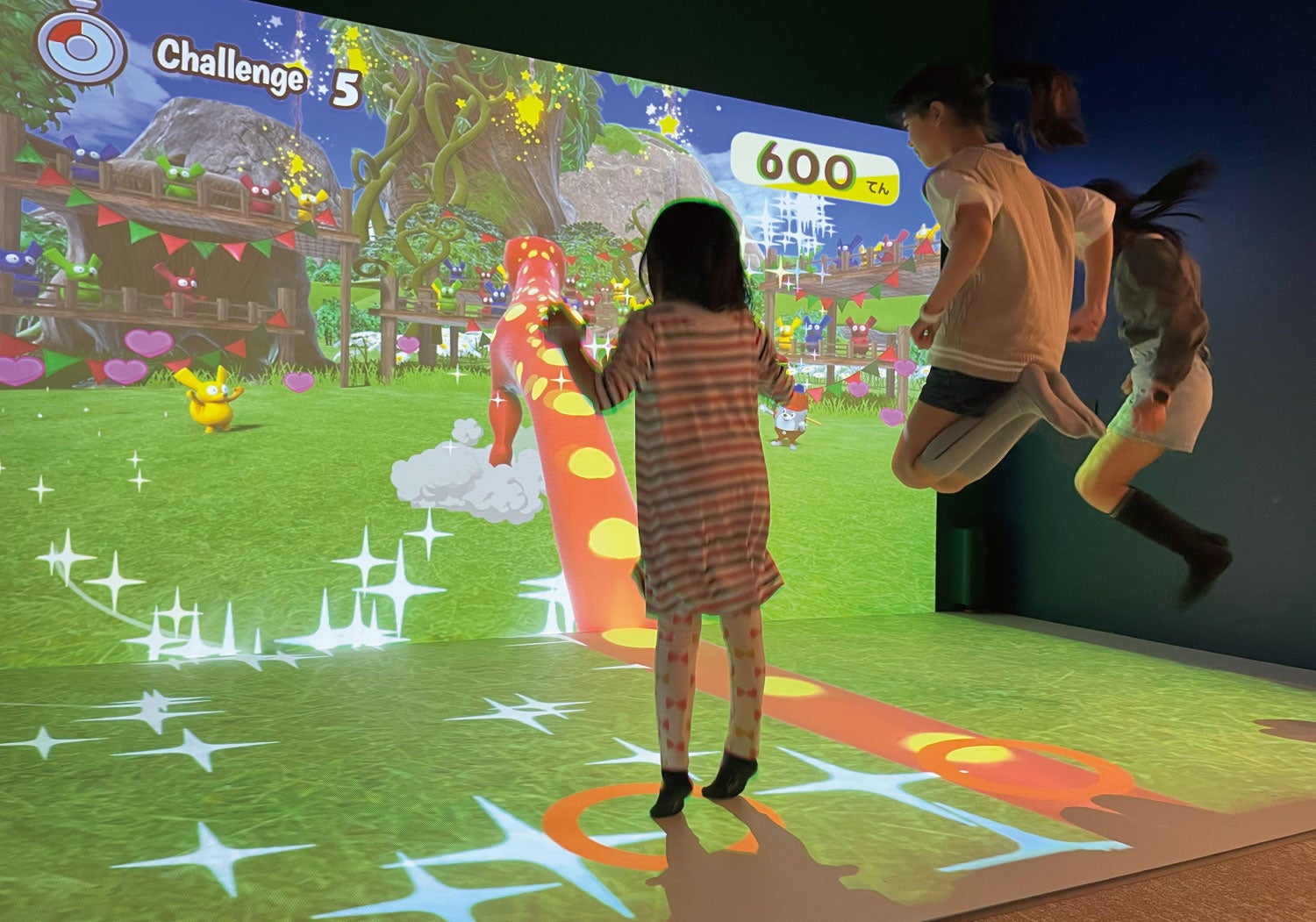 みんなで遊べば楽しさも倍増。転ばないように注意して遊ぼう！