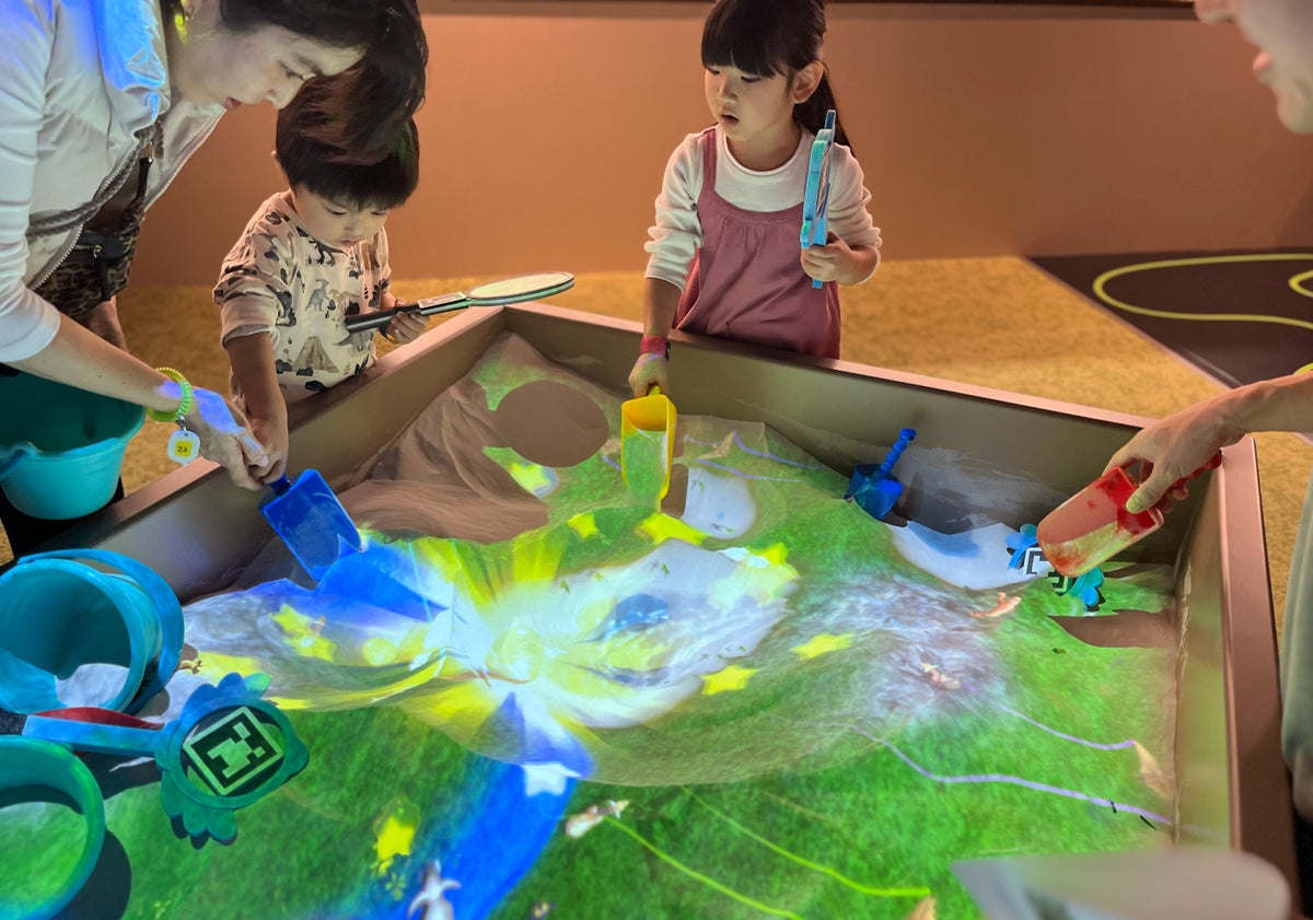 砂の形で地形が変わる砂遊びでトミカやアニアを探そう!「トミカ&アニア サンドアドベンチャー」