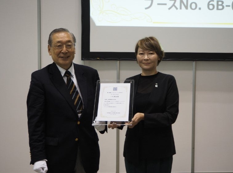〈受賞者〉 右：太陽ホールディングス　執行役員 最高ブランディング責任者　吉野由季子
