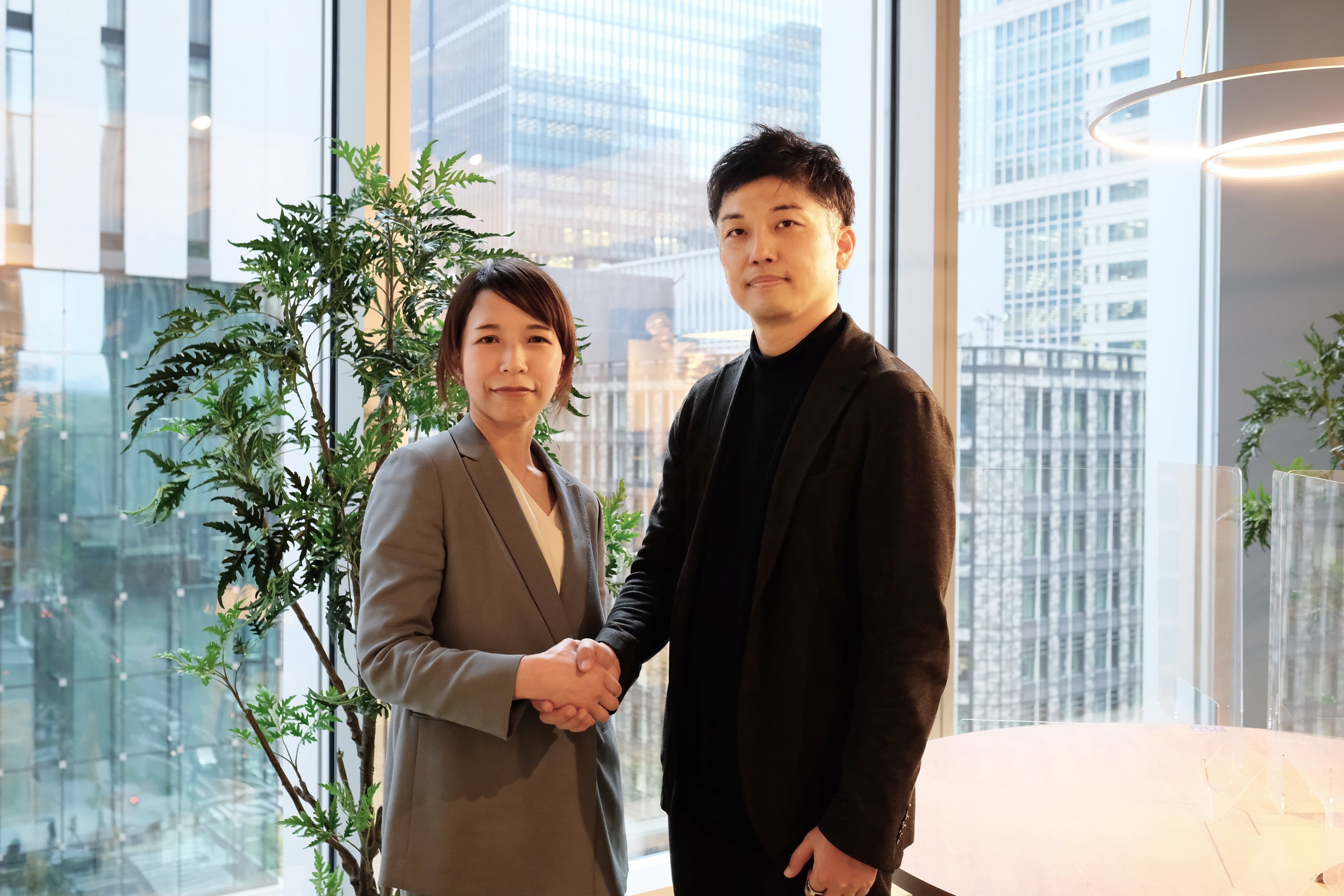 （左から）アイデミー 執行役員 金沢 晶子とJDSC 執行役員 佐藤 飛鳥