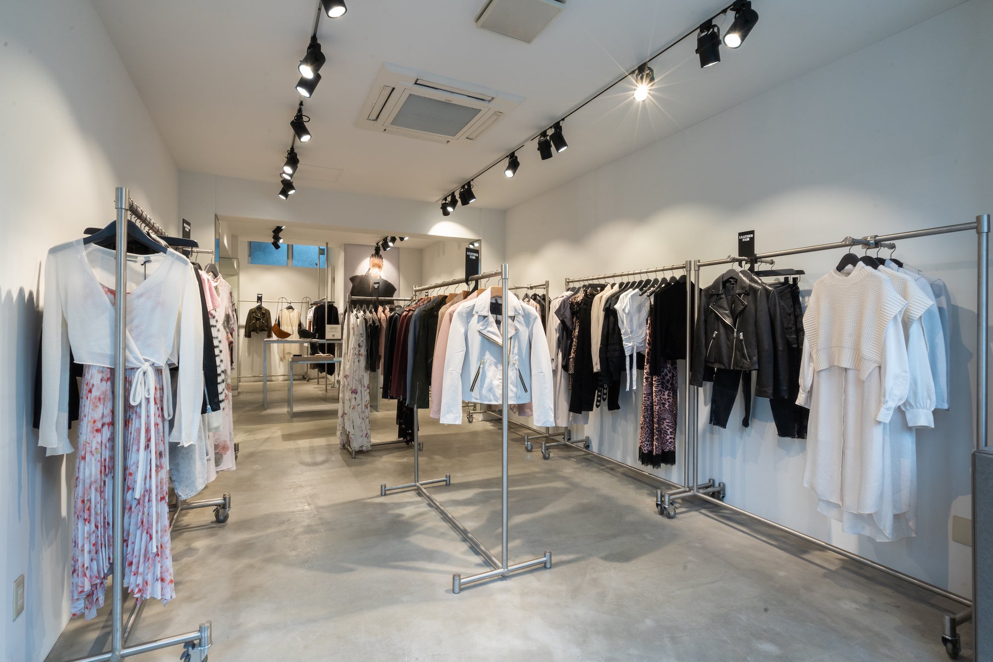 最新コレクションが並ぶグランドフロア