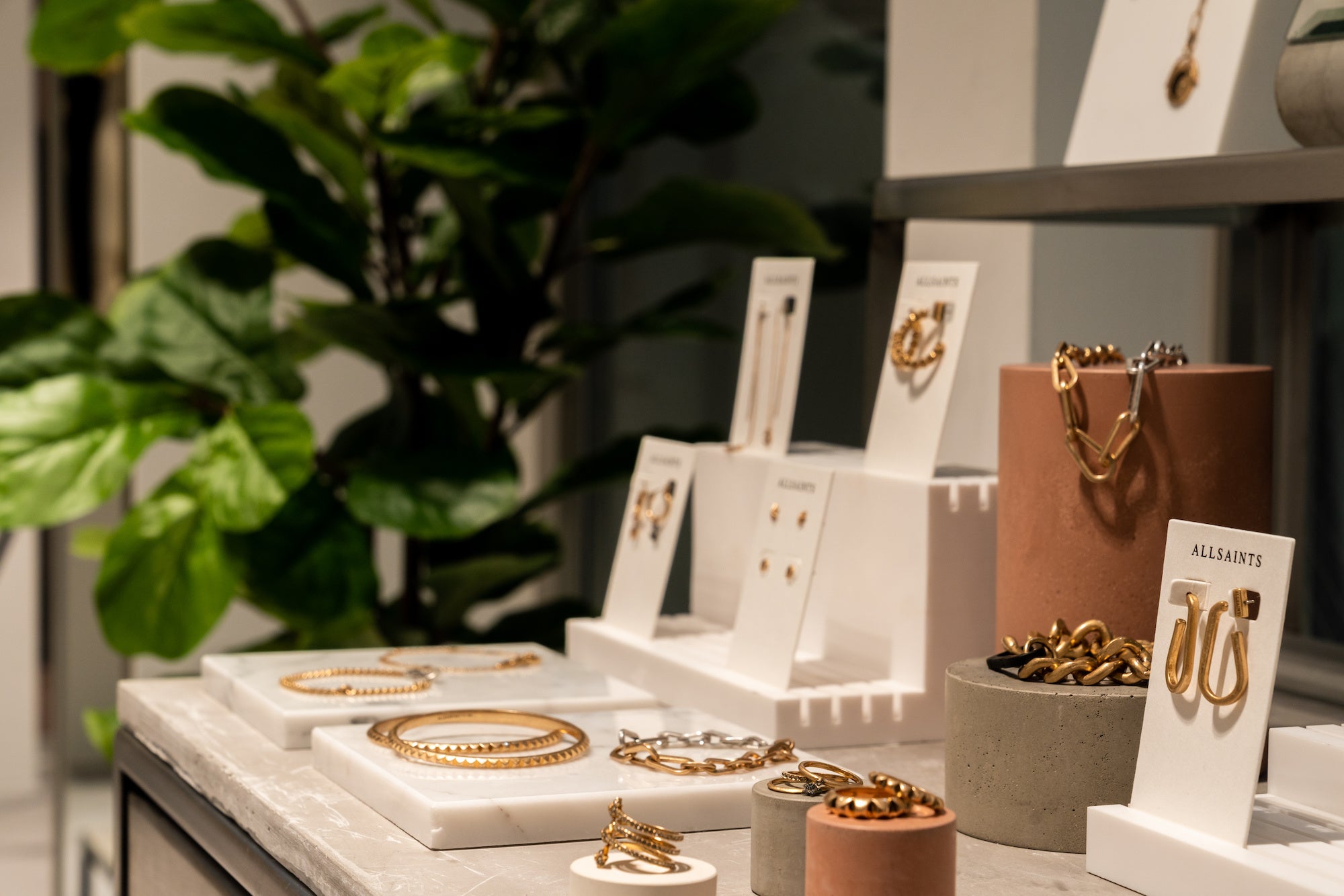 ジュエリーコレクションも展開