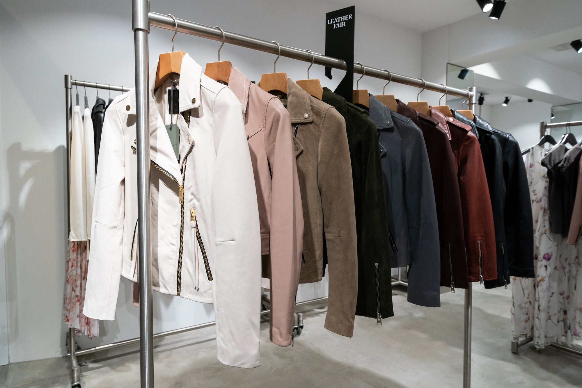 レインボー・レザーコレクション