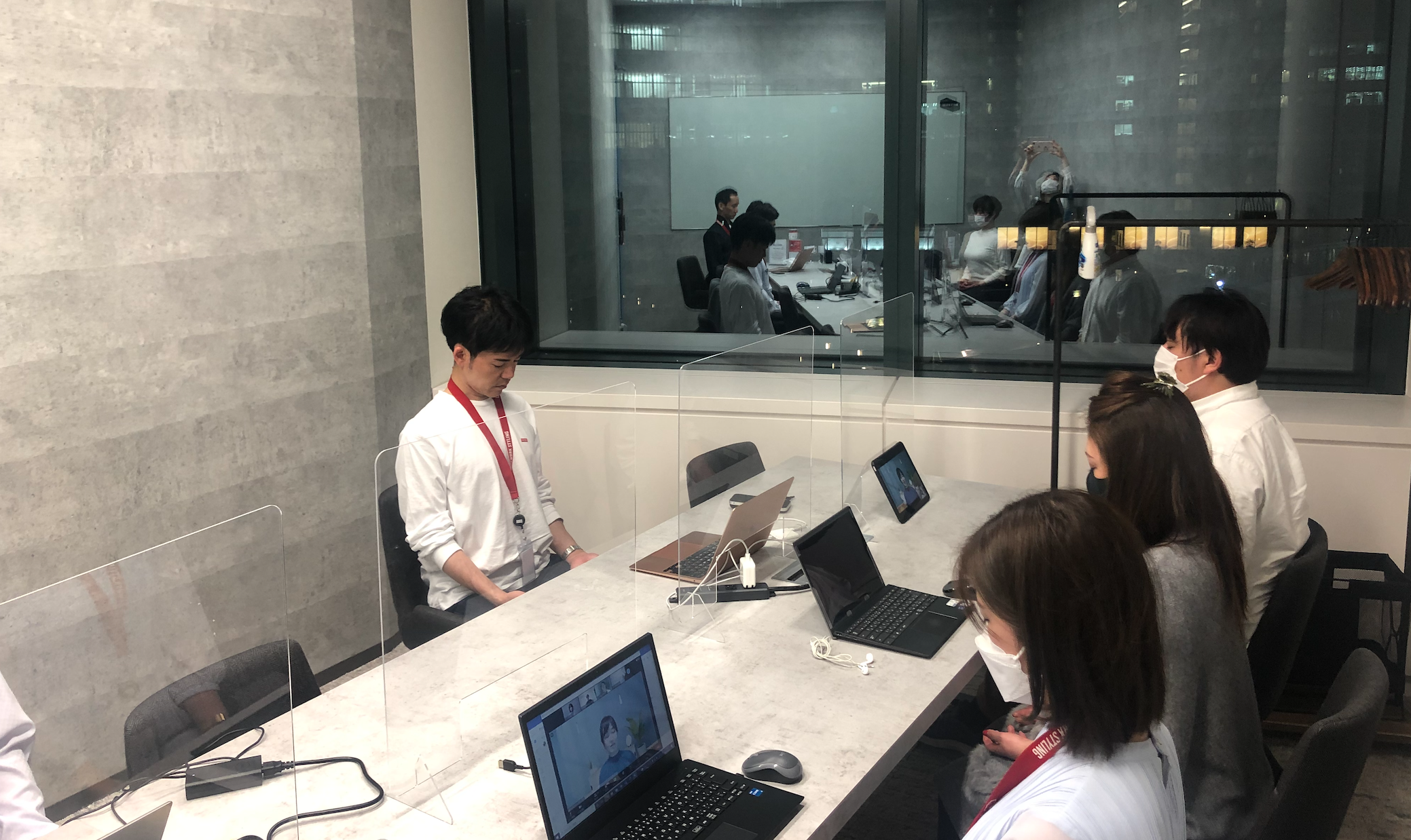 瞑想をし、リラックスする方法を学ぶ様子