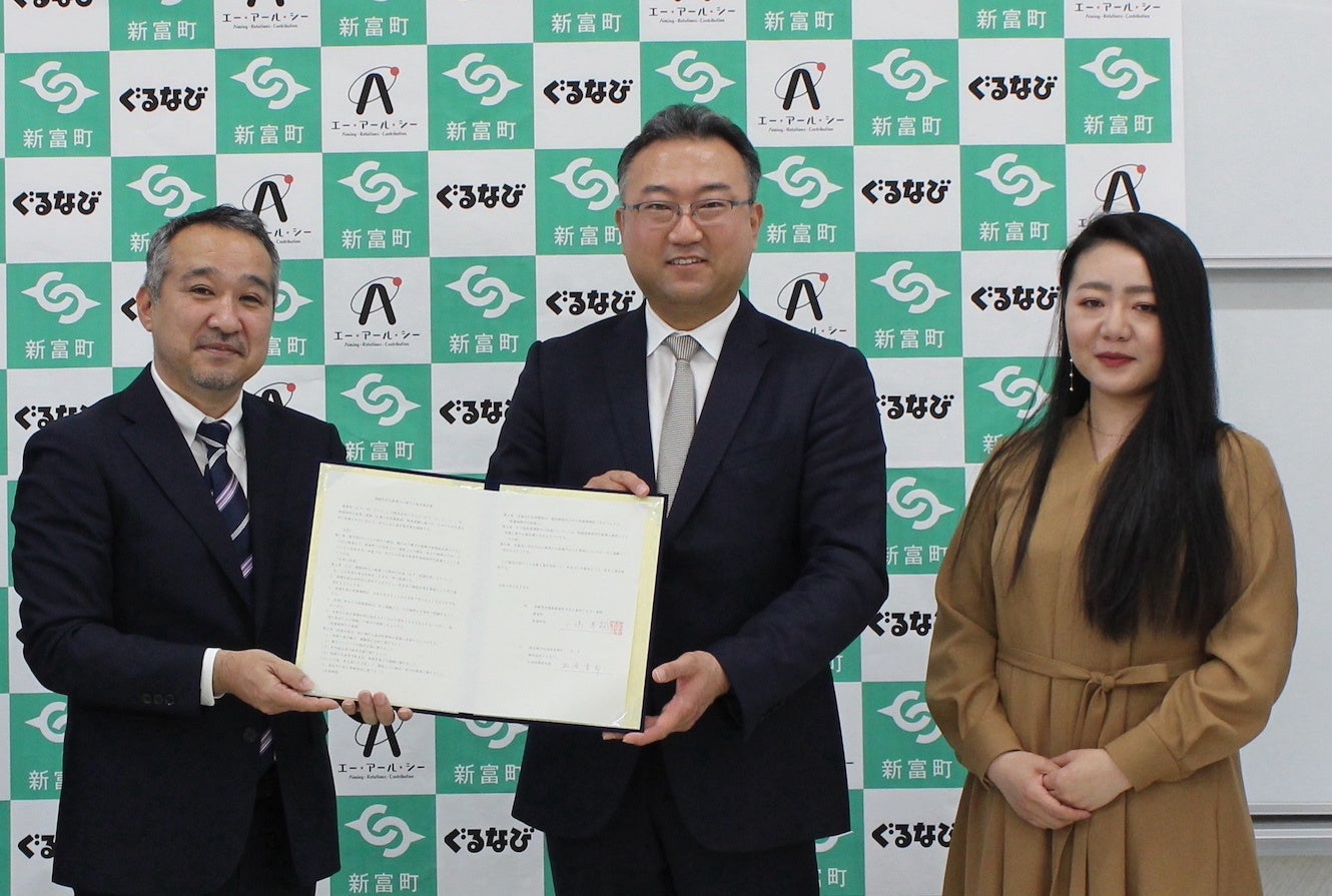 連携協定調印式にて、（左から）新富町の⼩嶋崇嗣町⻑、株式会社ぐるなびの杉原章郎代表取締役社長、⻤束陽向さん