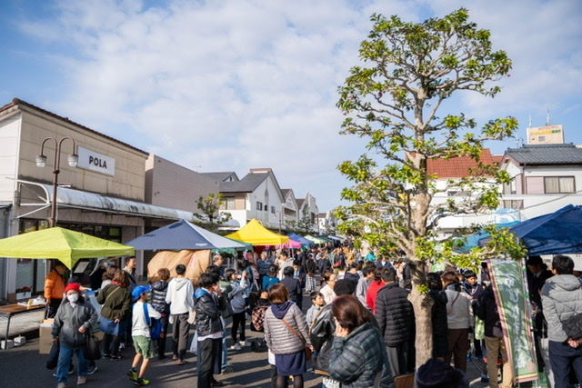 こゆ朝市の様子。町内外から様々な露店が集まる。