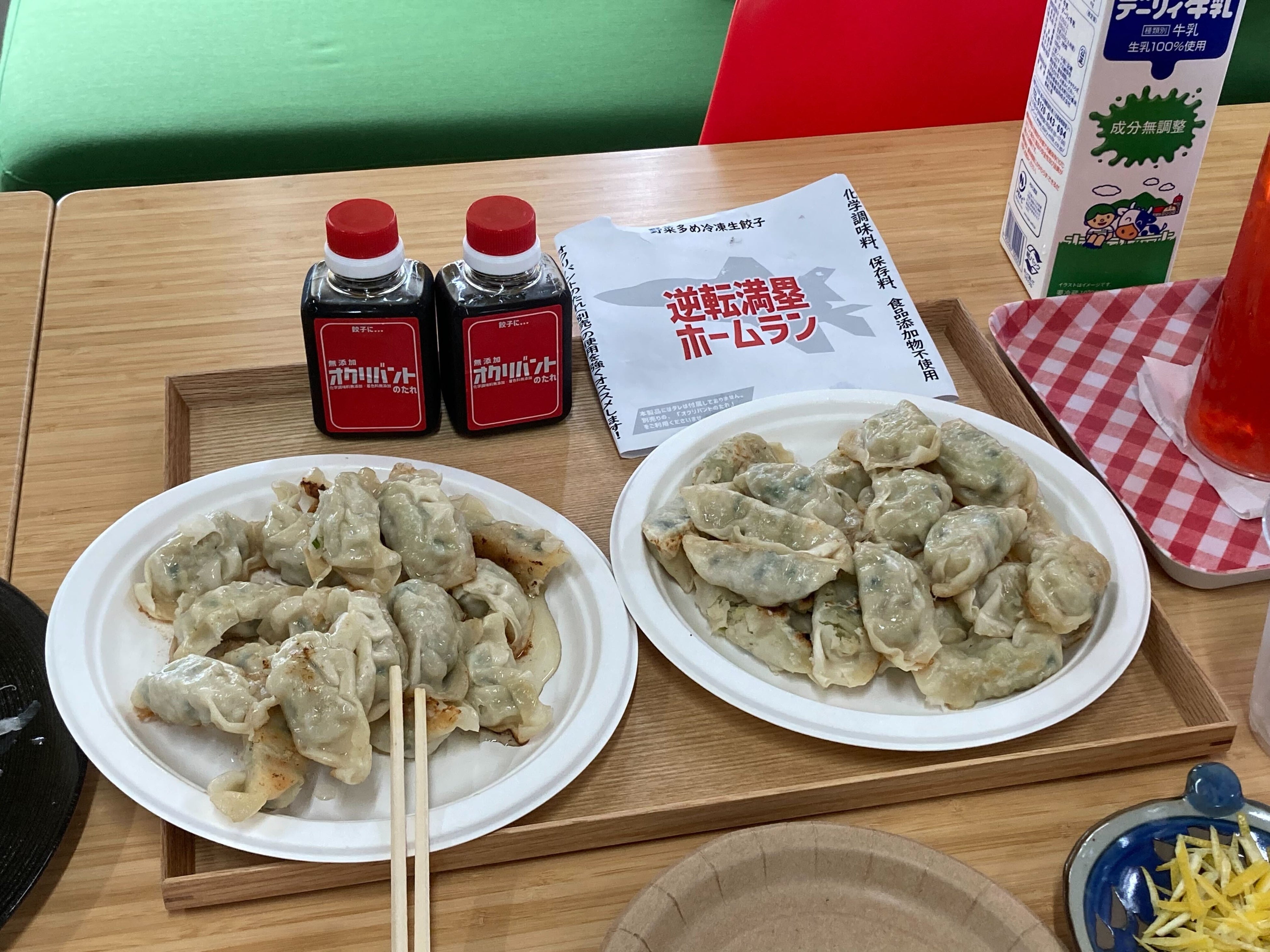 試食会の様子。60個の餃子があっという間に消えました。