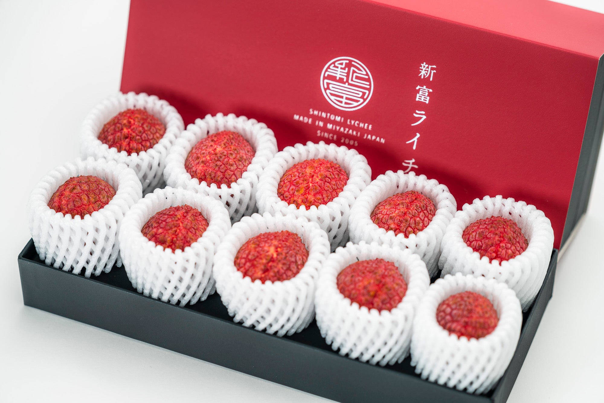 ▲1粒40g前後、10玉入りの「新富ライチ レギュラー」