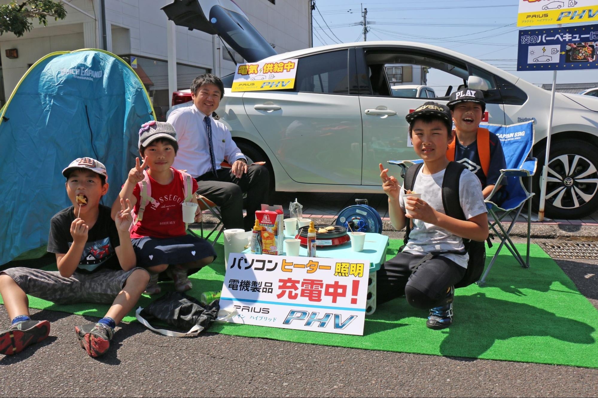 ▲2019年4月、こゆ財団が主宰する「こゆ朝市」で、プリウスPHVから電源を取り電気製品を動かす実演をしたのは宮崎トヨタのスタッフのアイデア