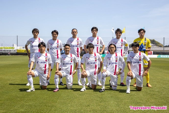 宮崎初のJチーム・テゲバジャーロ宮崎。白とピンクのさわやかなユニフォームが印象的です。 