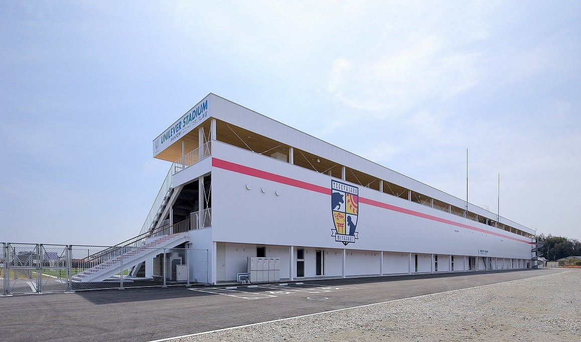 日豊本線日向新富駅から徒歩約12分、宮崎県産の木材を使用したサッカー専用スタジアムです。 