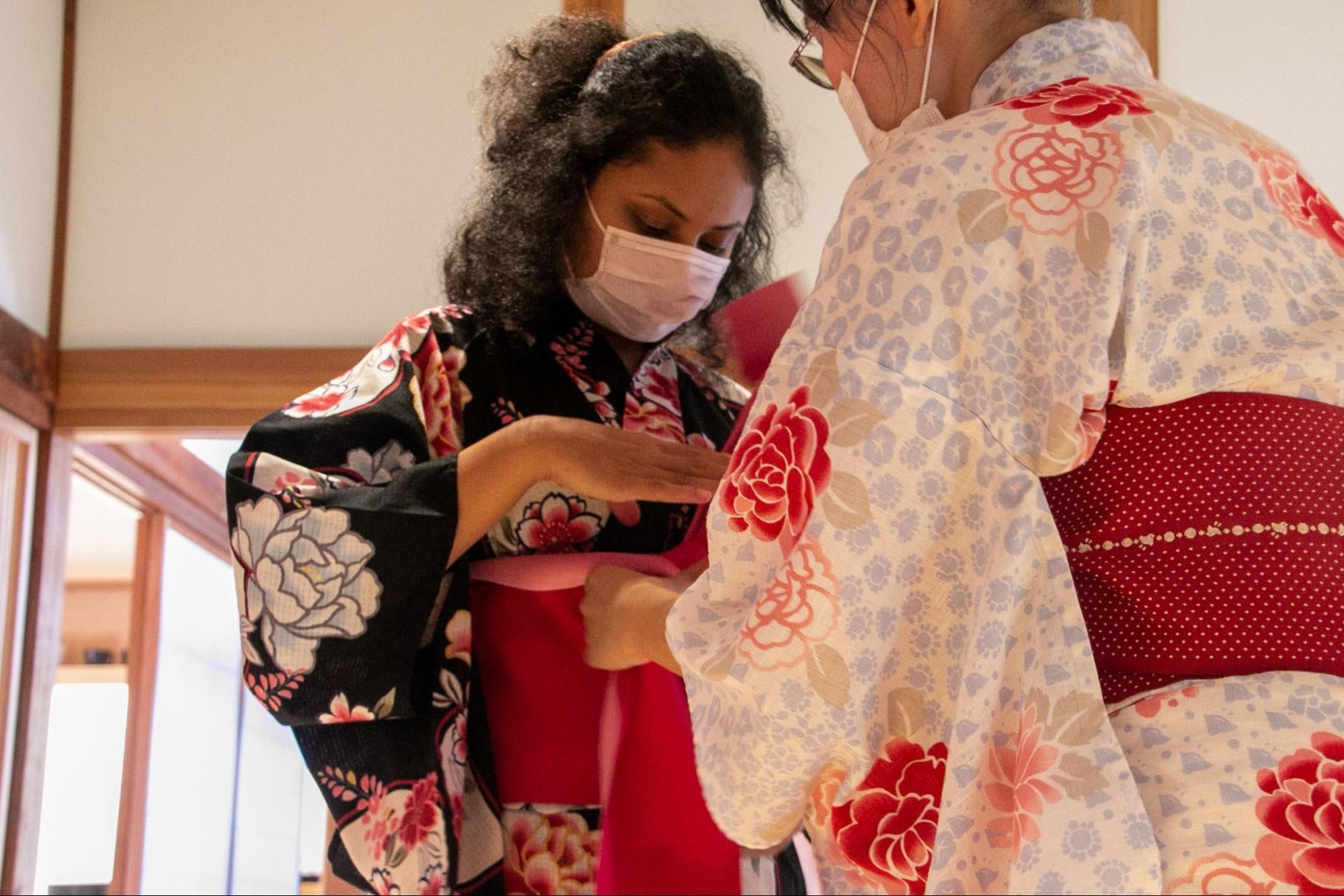 ▲日本語と英語を織り交ぜながら、着付けを通して交流を深めます。