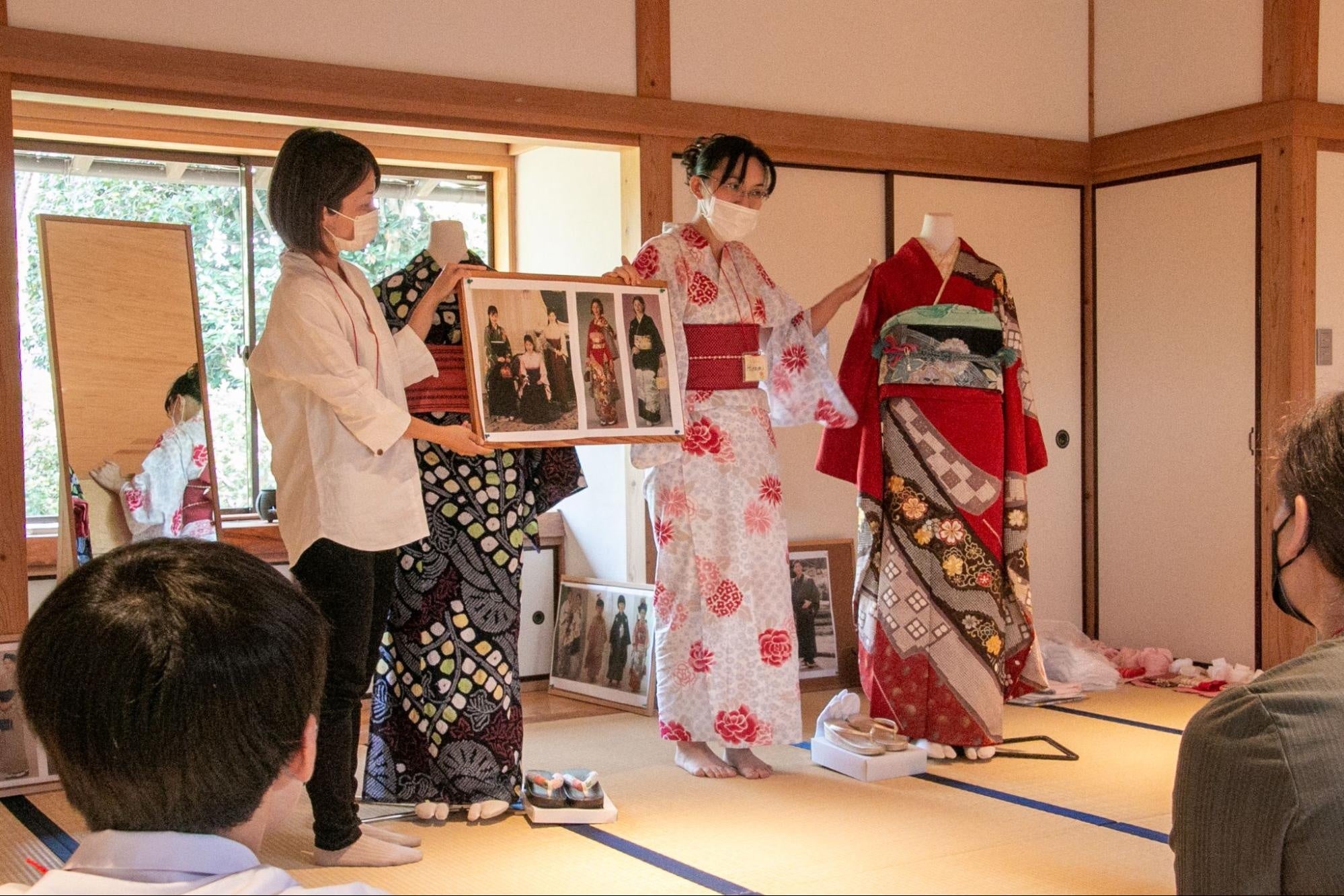 ▲8月に開催した時の様子。着付け体験の前に着物文化について講師が説明しました。