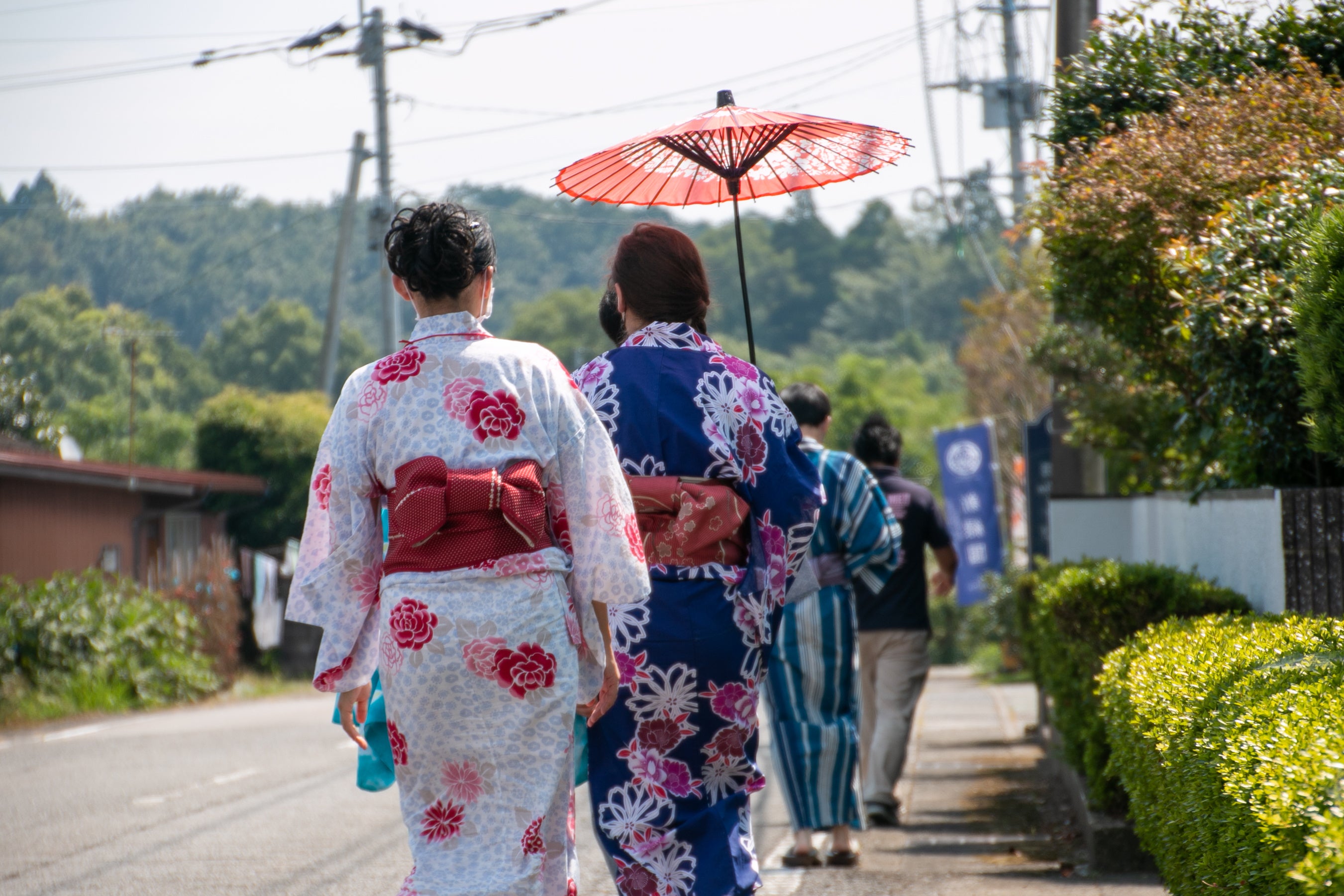 ▲浴衣姿で近くの茶園まで歩いた第1回の様子。いつもの景色が風情あるものに一変！