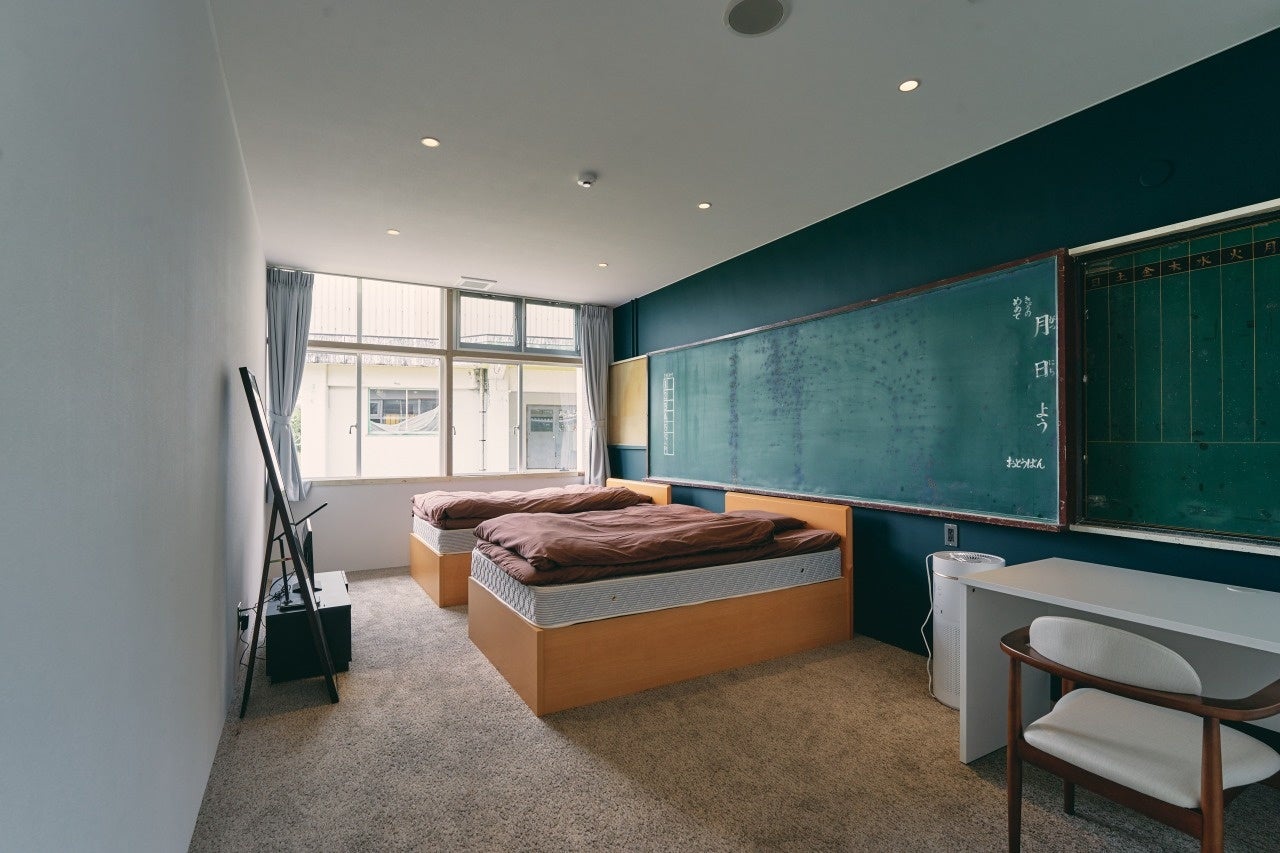 黒板はそのままに、2人用の部屋として利用可能。