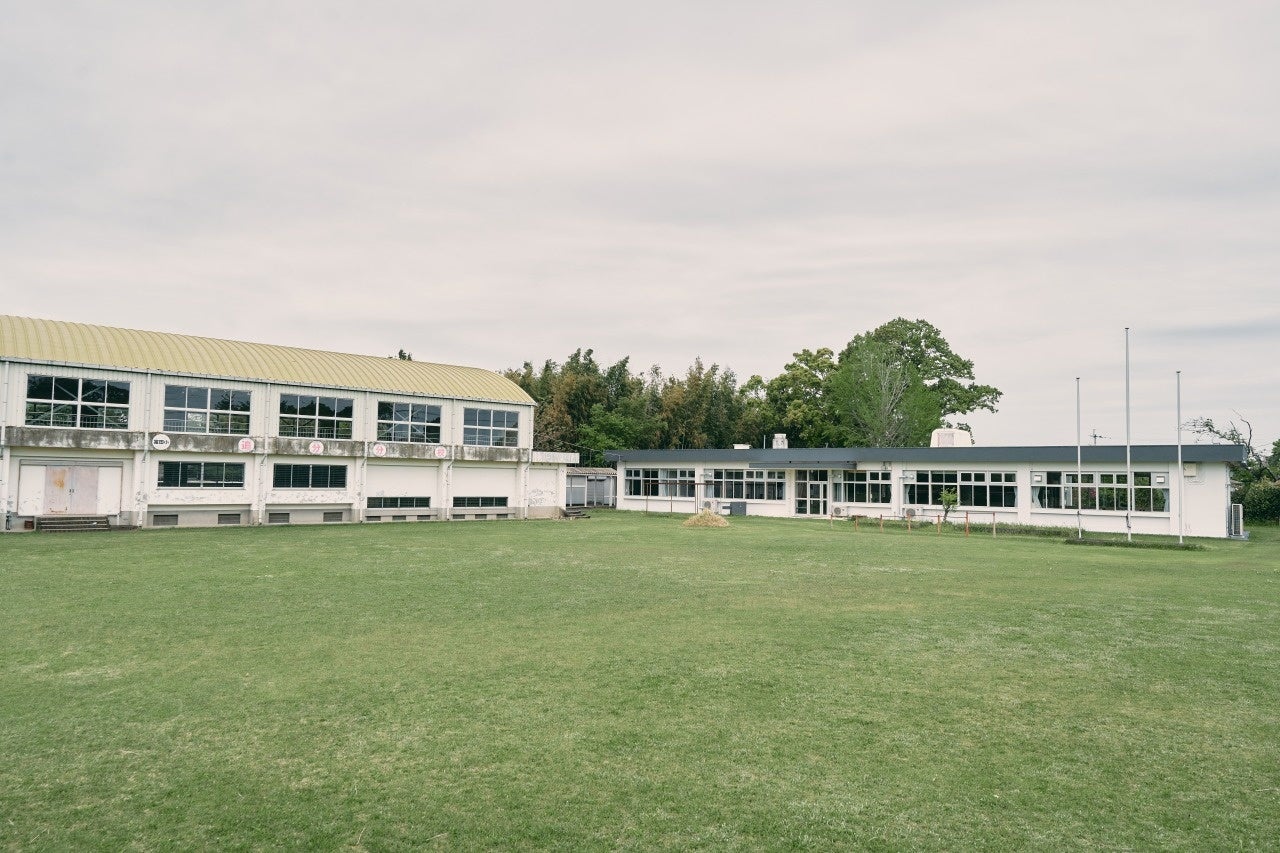 外観は当時の校舎そのまま。緑のグラウンドが広がります