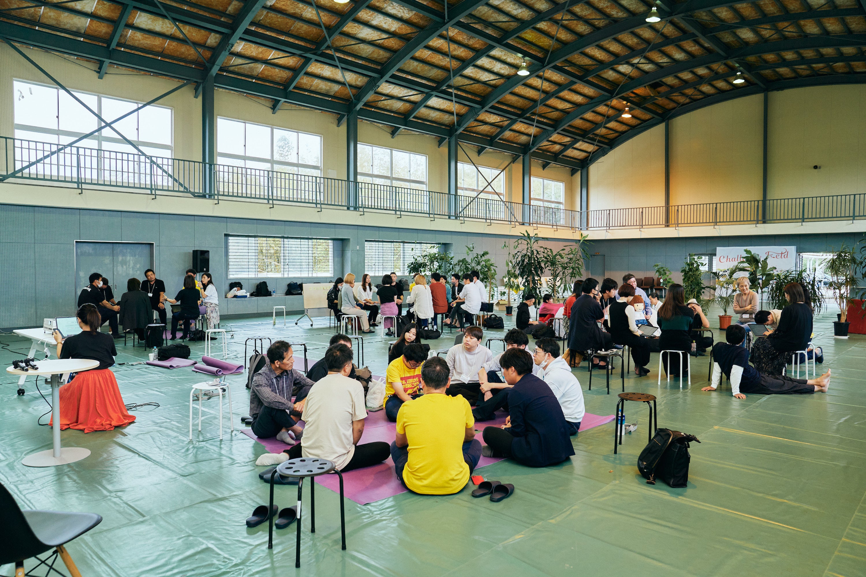 新富町内の事業者が抱える課題を解決するために各分野の知見を活かし意見交換を行う参加者らの様子