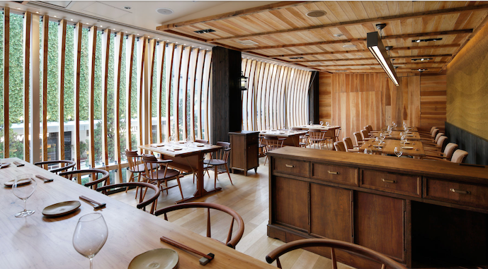 宮崎県の杉や土を使用した内装の新宿みやざき館KONNE2階「くわんね Quwanne」