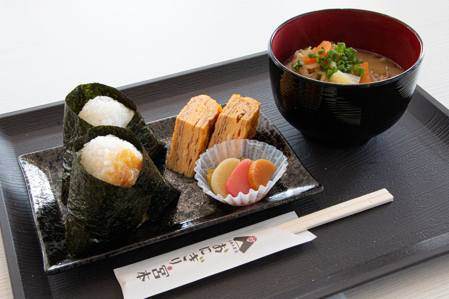 宮本さんが始めた「おにぎり宮本」で提供しているおにぎり御膳