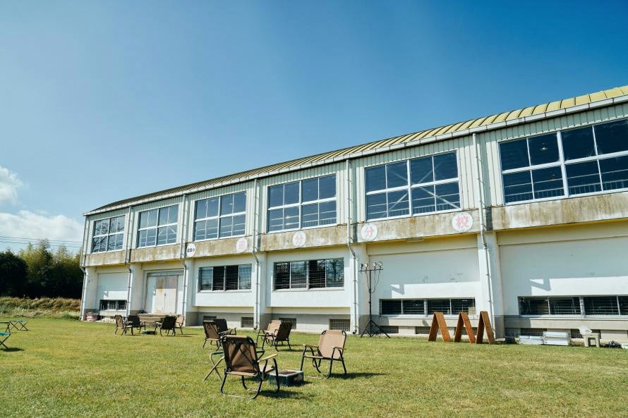 ▲外は芝生のグラウンドが広がり、開放的な雰囲気