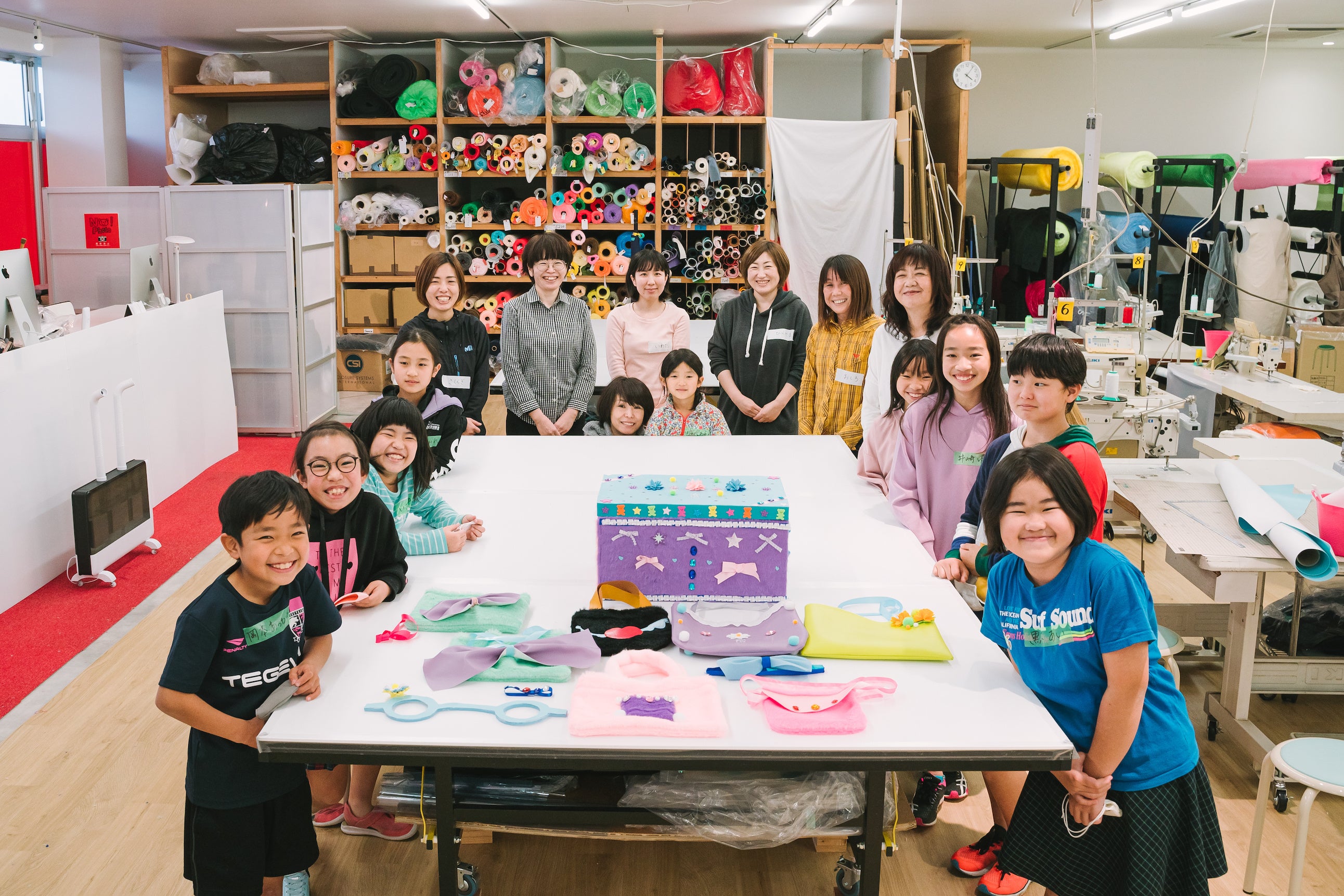 おとみちゃんの衣装や小物を子どもたちと創作するワークショップの様子