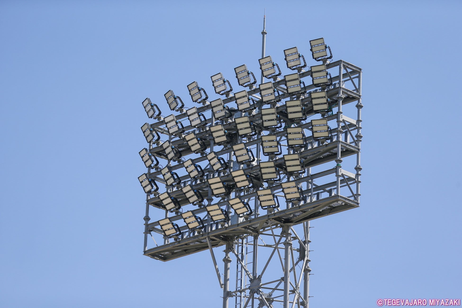 ユニリーバスタジアム新富に新設された夜間照明