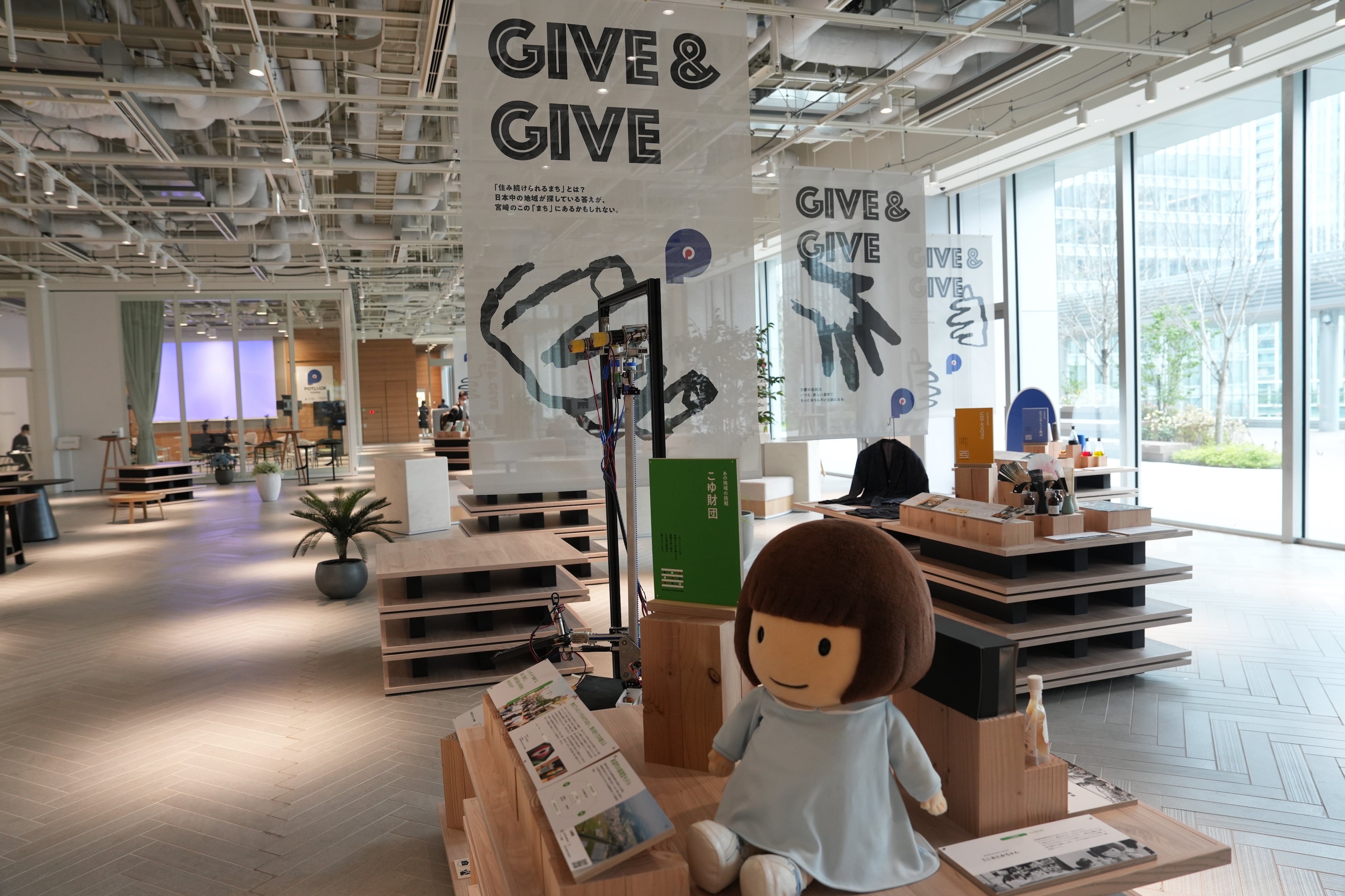 「挑戦」をテーマに各プロジェクトパートナーの展示ブースが設置されている東京ミッドタウン八重洲5階ラウンジエリア