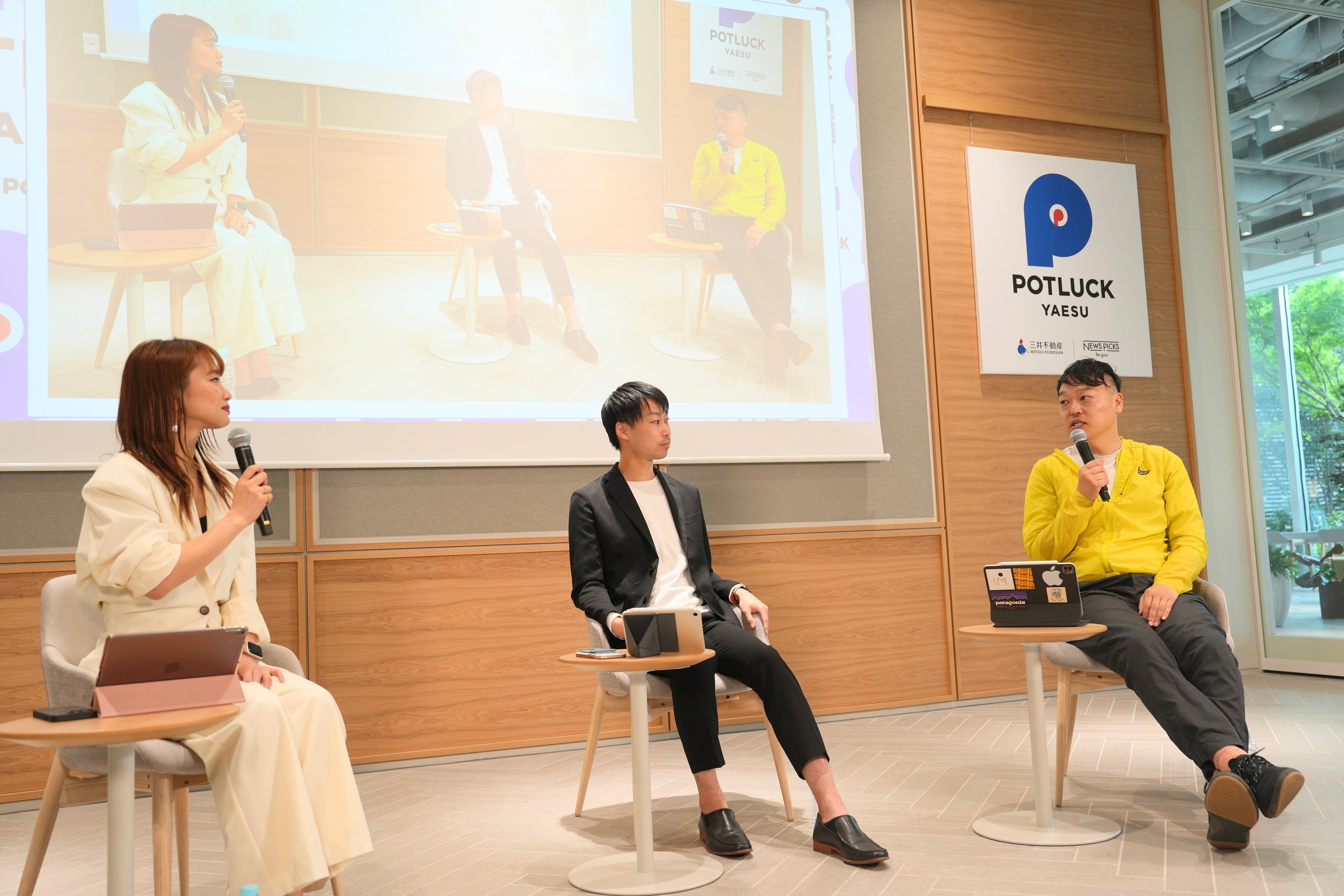 SNSを活用したマーケティング戦略をゲストの黒澤氏から伺う様子（写真中央）