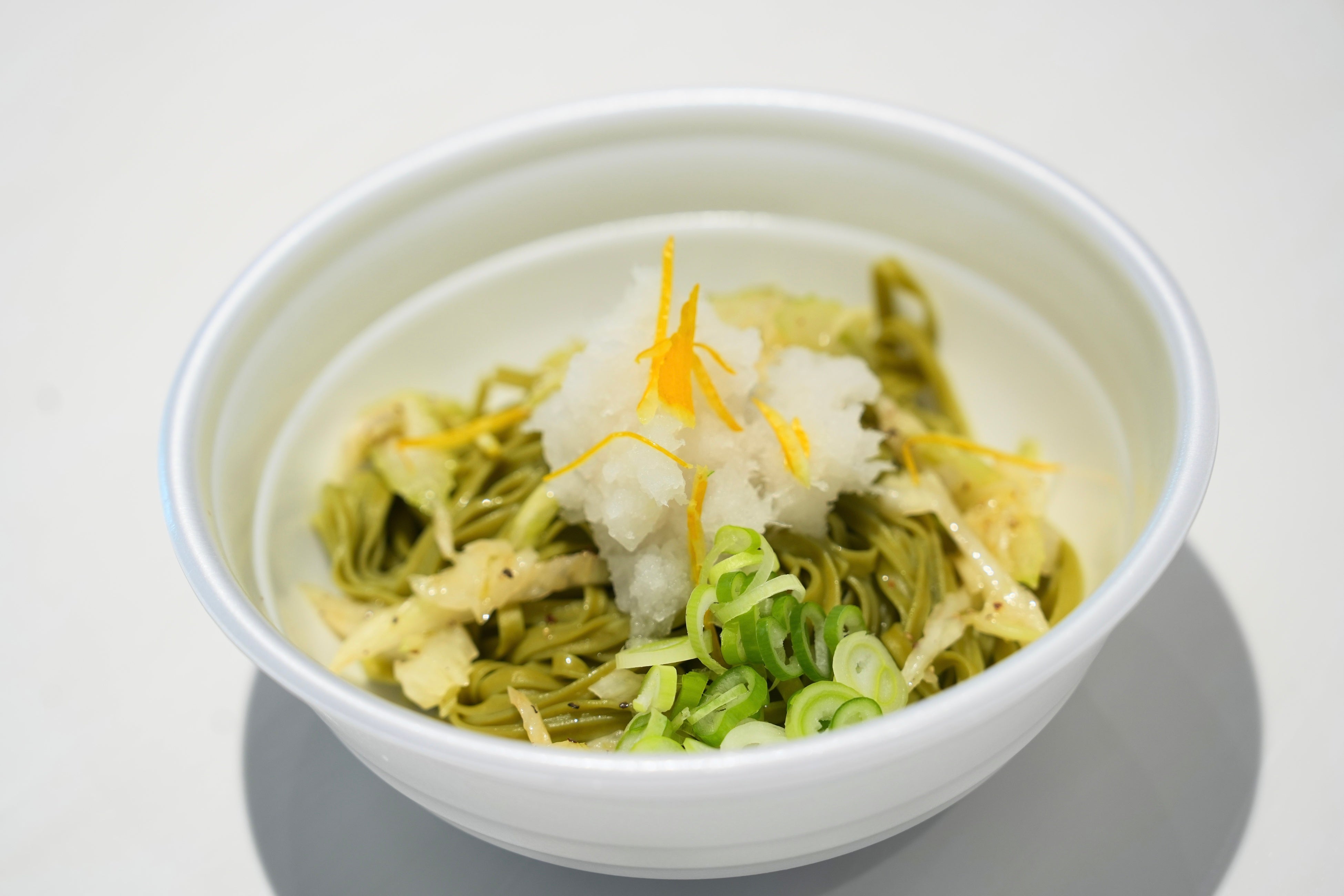 抹茶乾麺と冷たいだし汁を合わせた試作メニュー