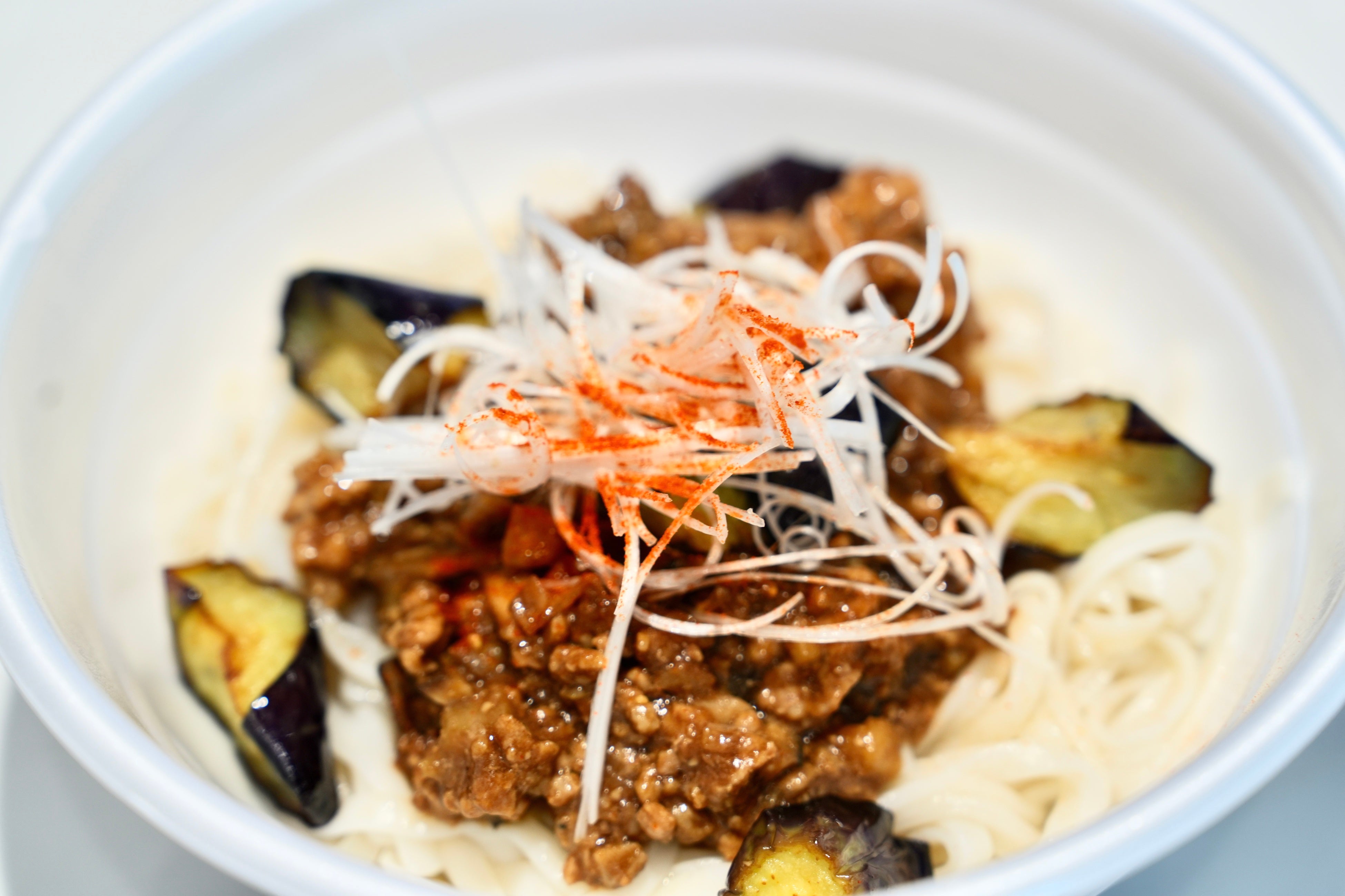 肉味噌と揚げ茄子をトッピングした試作メニュー