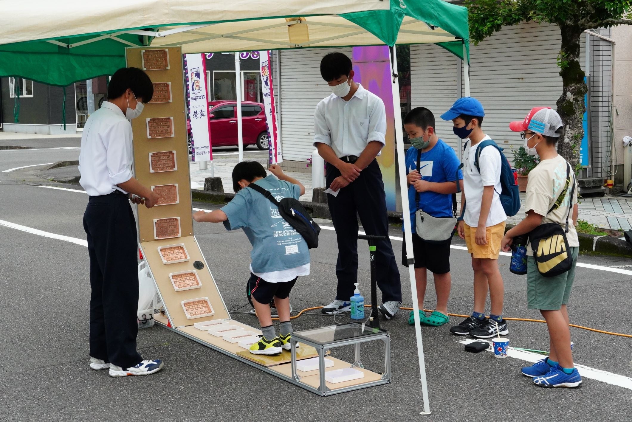 こゆ朝市5周年で大人気だった「フラッシュザウルス」※今回の6周年記念では別の新企画を実施します