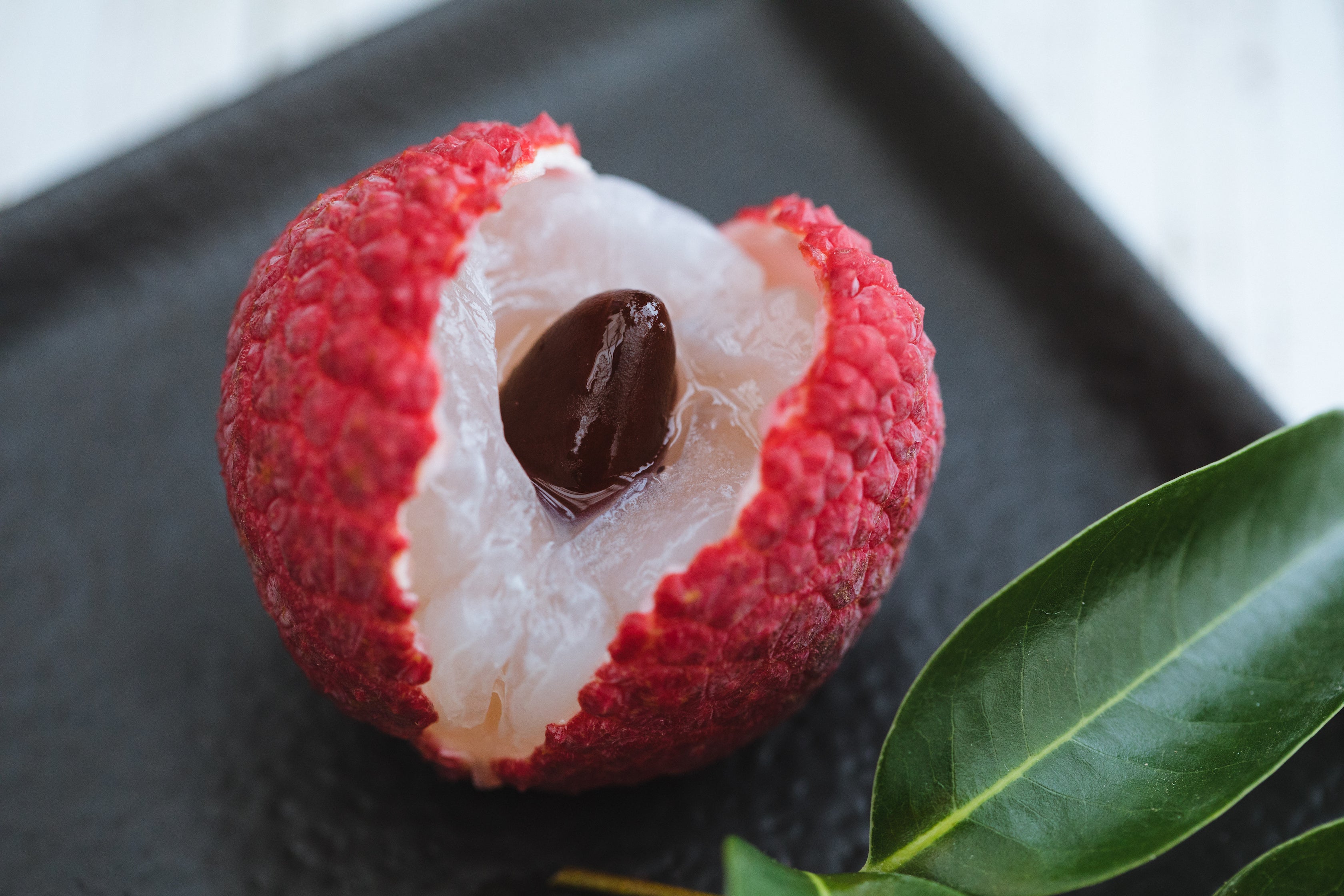 糖度15度以上、サイズ50グラムの基準をクリアした1粒1,000円の「新富ライチpremium50」