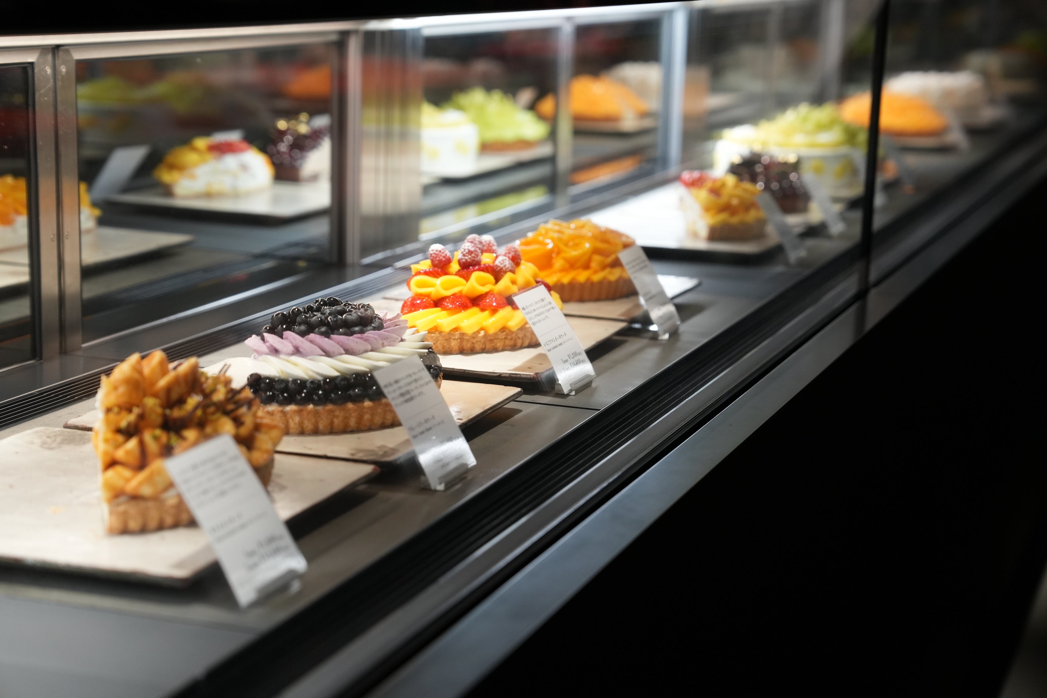 デザイン性の高いアートケーキが並ぶカフェコムサ コムサステージ銀座店。