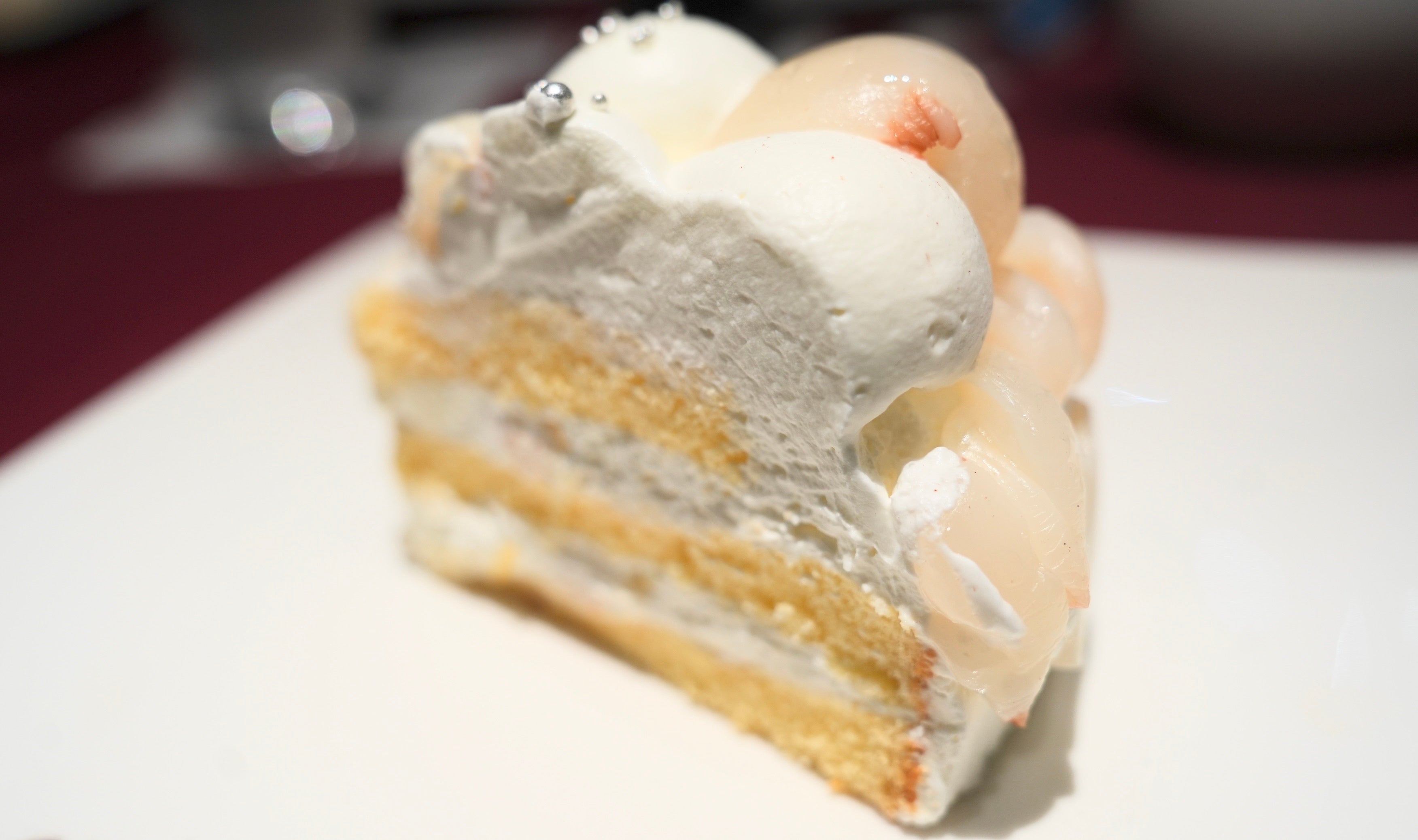 ふわふわのスポンジと甘さを控えた生クリームがライチの素材の美味しさを際立たせる