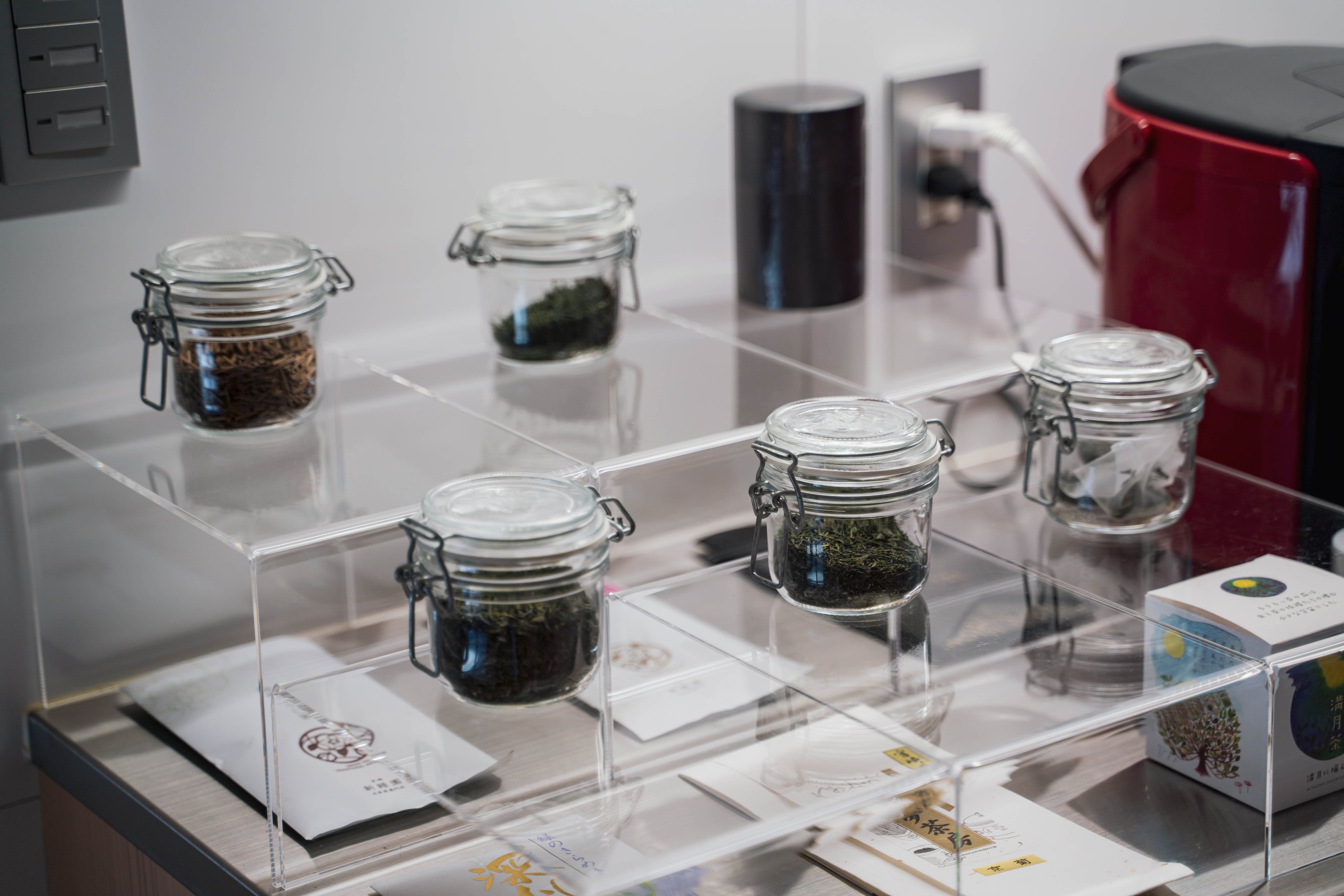 日本一に選ばれた日本茶専門店「新緑園」や「夢茶房」、有機JAS認定圃場で作られた豊緑園の「もりもっ茶」を常備