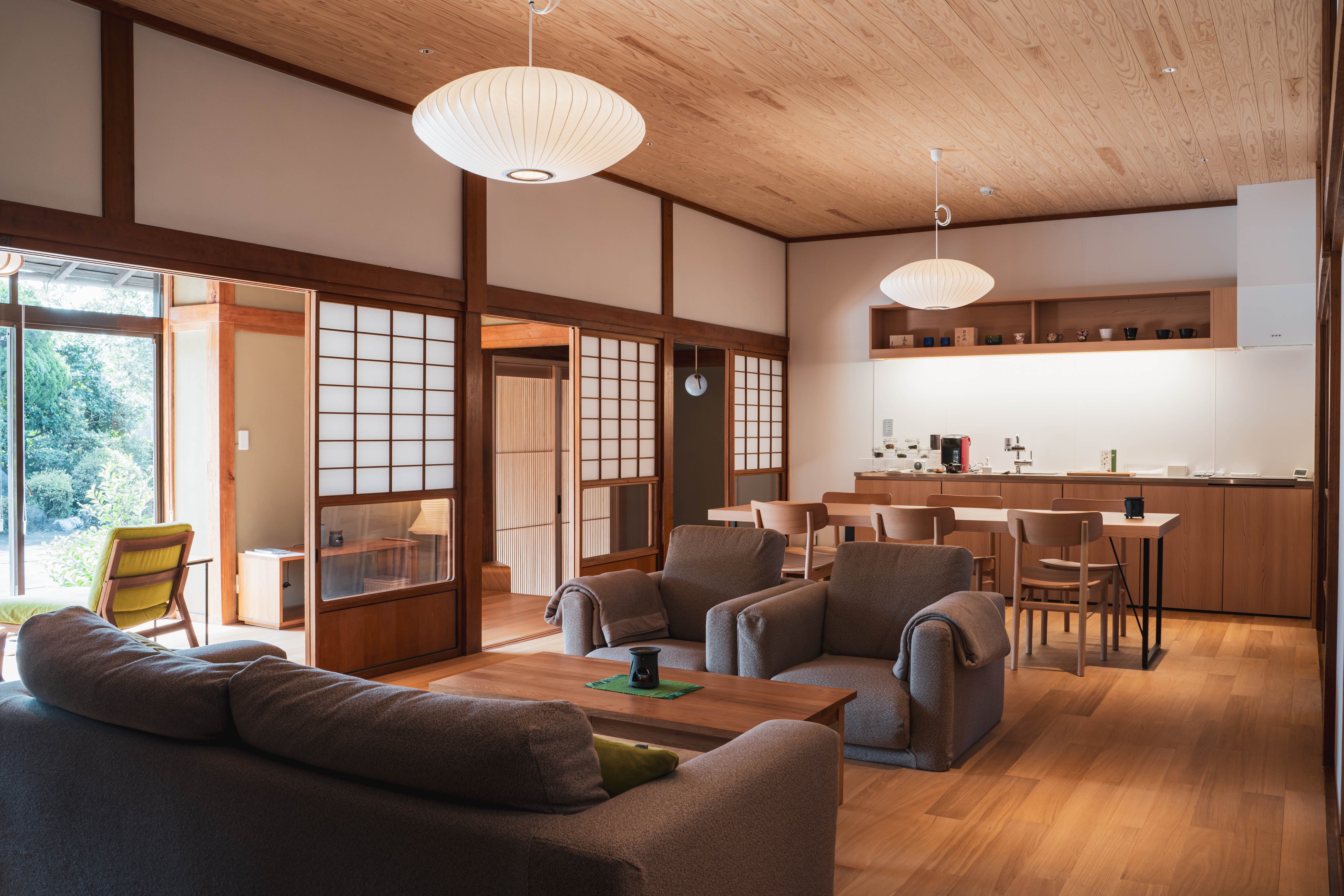 新富町内茶園の季節のお茶や茶香炉を楽しめる室内