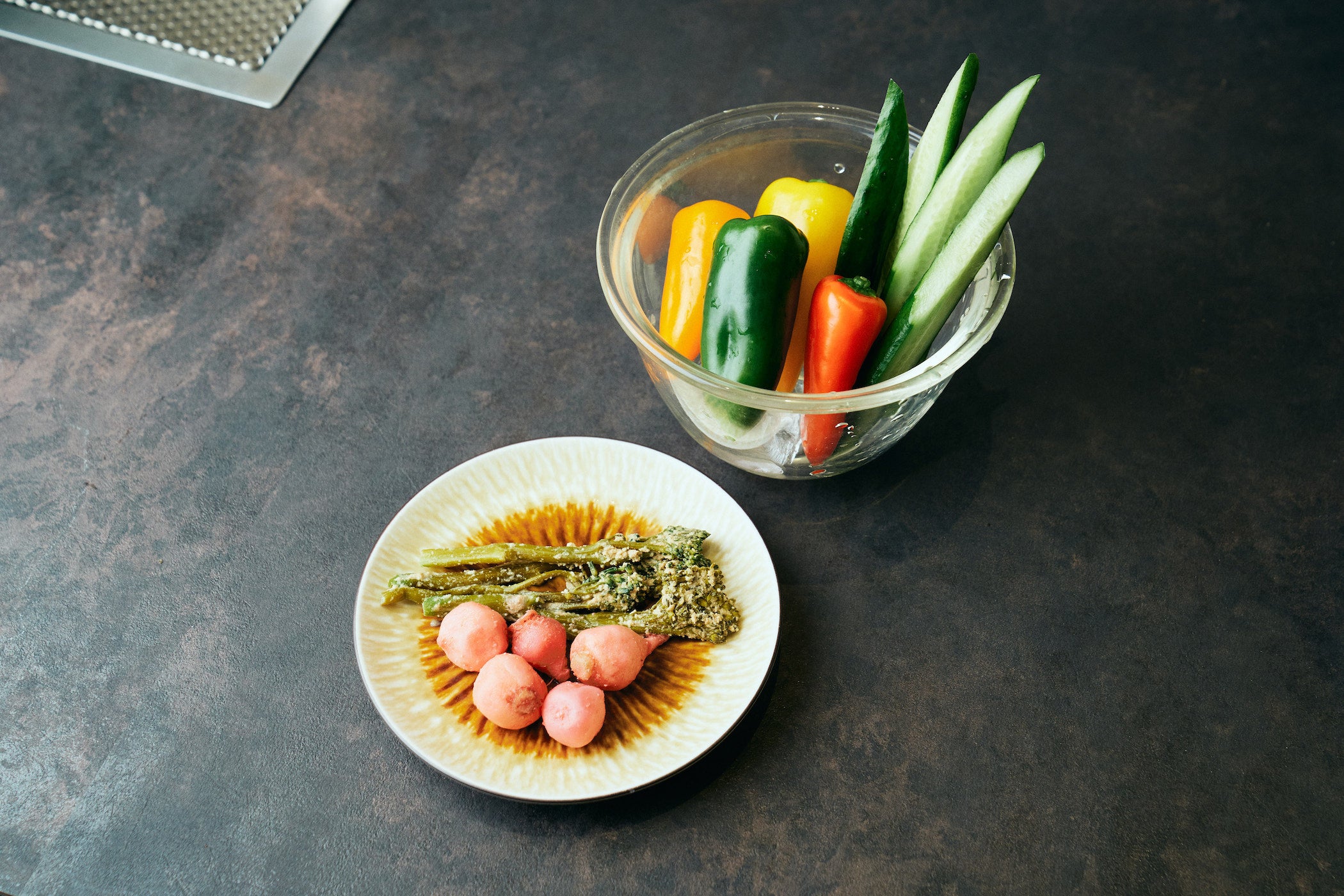 みらい畑の「腸活ミニ野菜」、「フルーツパプリカ」、猪俣氏が栽培するきゅうりが前菜として提供された