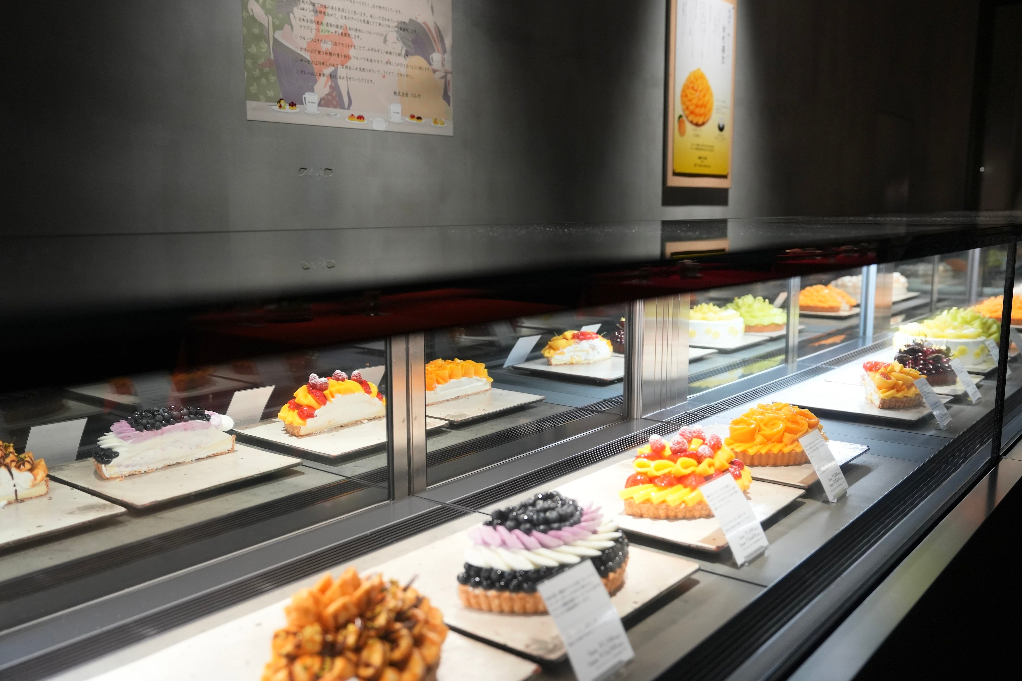 アート性高く盛り付けられたケーキが並ぶ「コムサステージ銀座店」