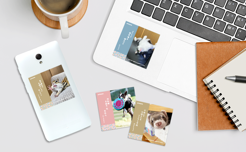 ▲「優秀賞」賞品のハンドタオル／「佳作」賞品のステッカー（※画像はイメージです）