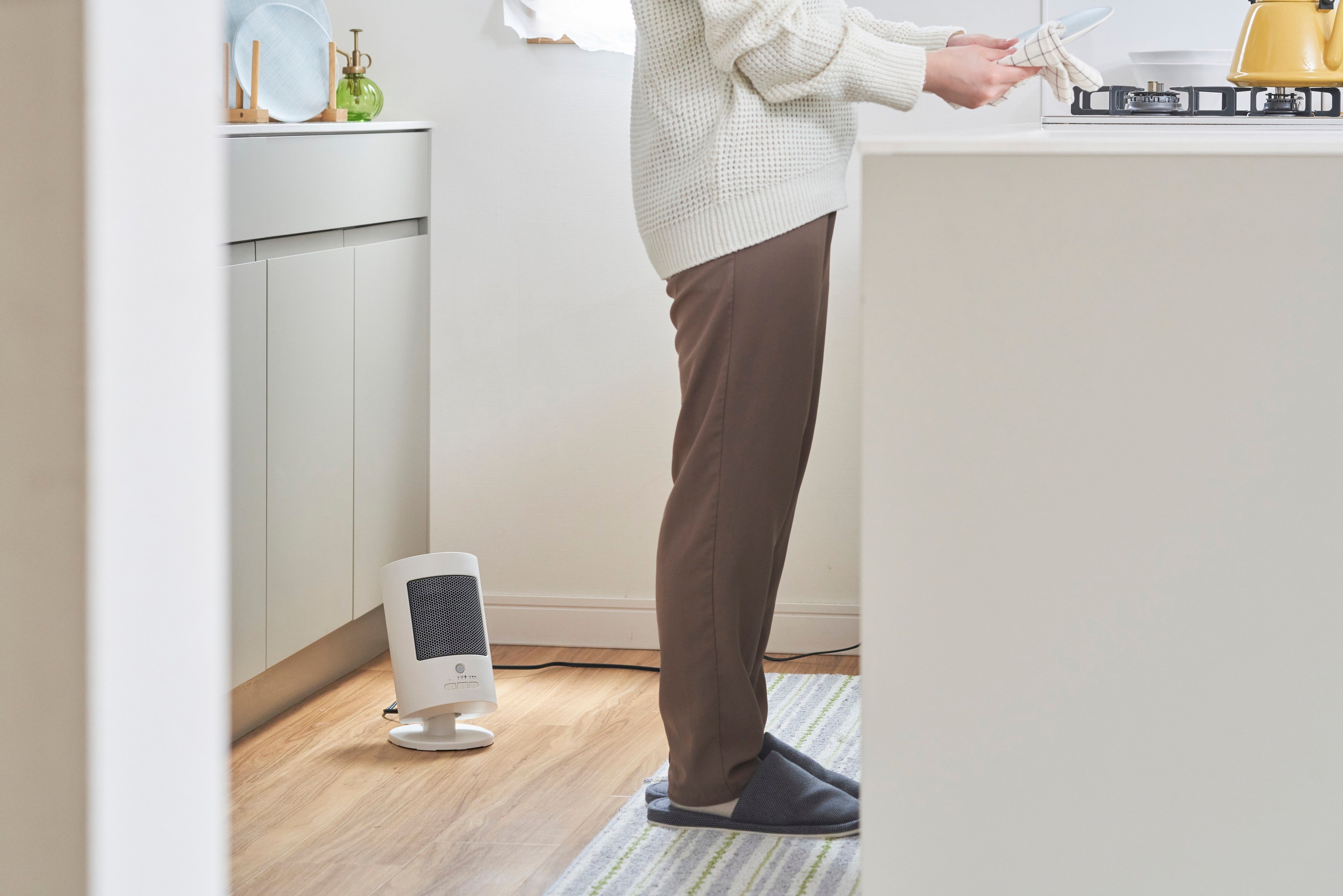 狭い場所の温めに！人感センサー付きのコンパクトヒーター「上下