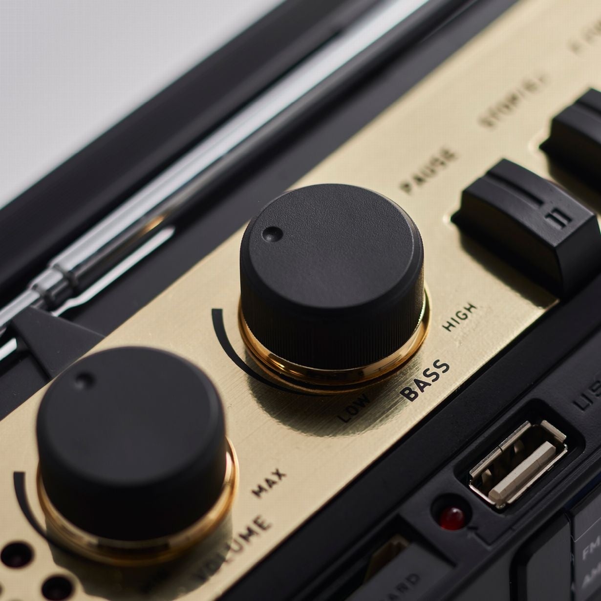レトロだけど機能は現代仕様なラジカセ「ORION Bluetooth®機能
