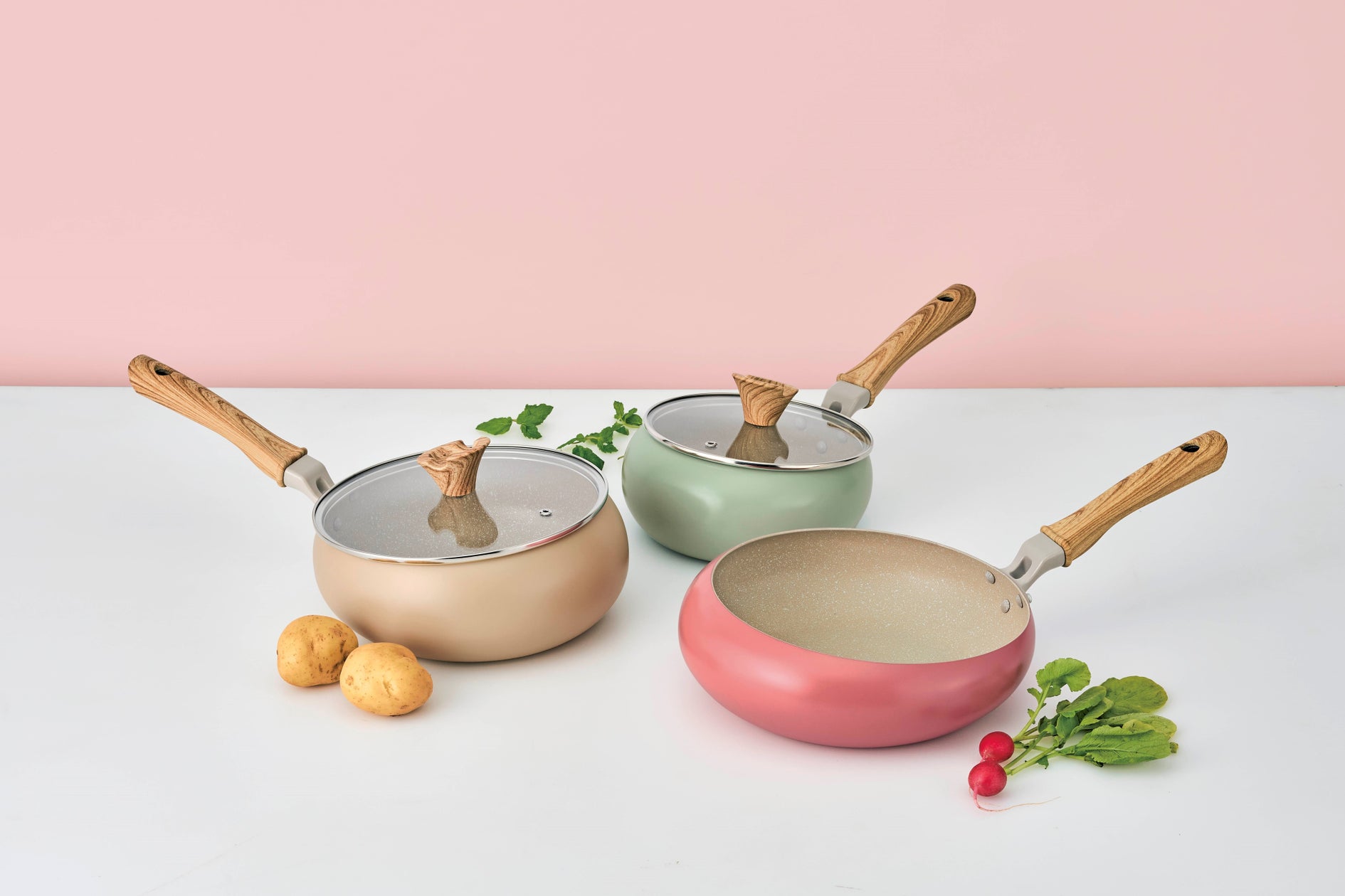 飛びはねにくく振りやすいフライパン「ポテッと シリーズ」に新カラー&ガラスふた発売