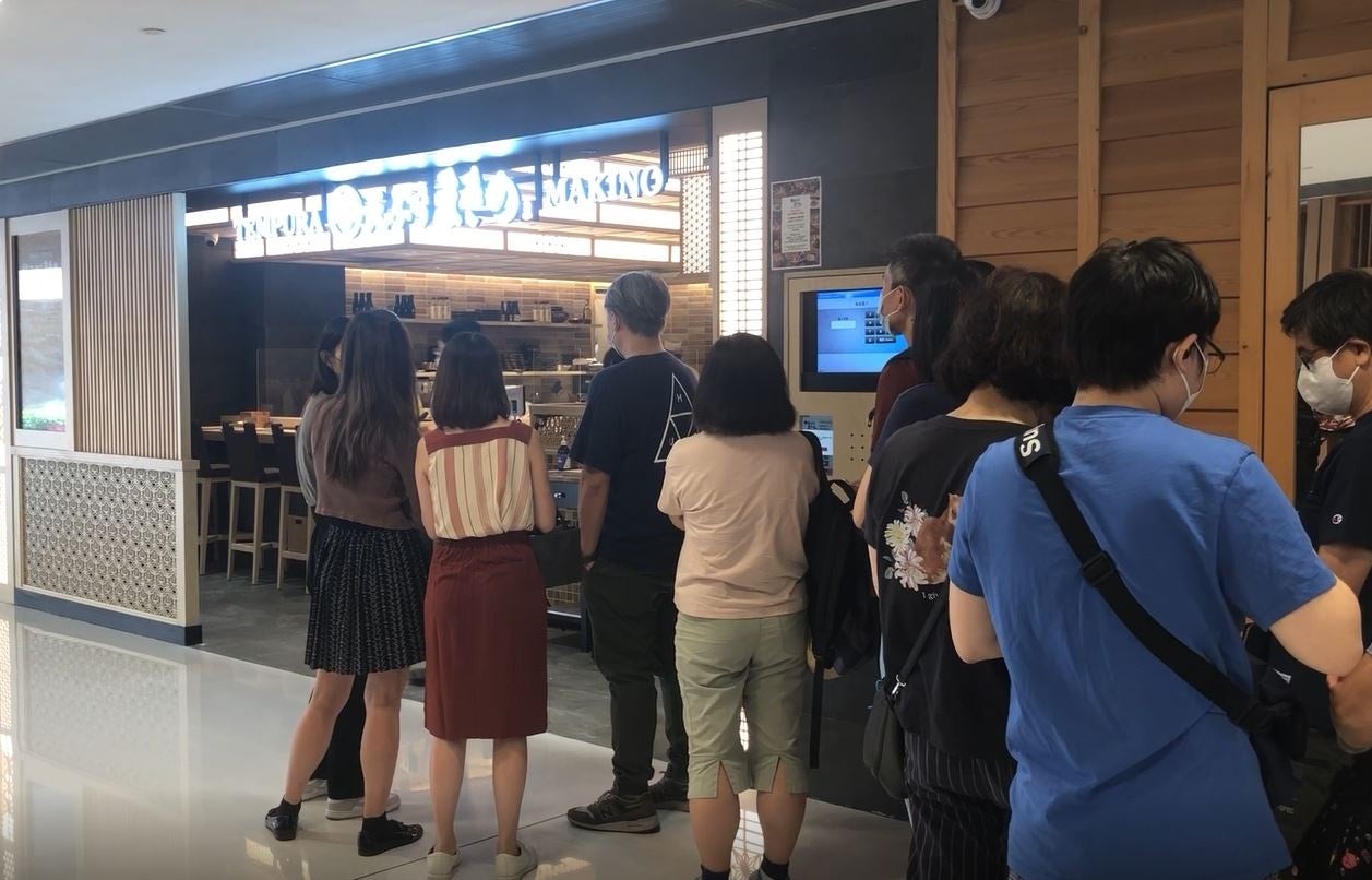 「オープン前、たくさんの香港のお客様に並んでいただきました」