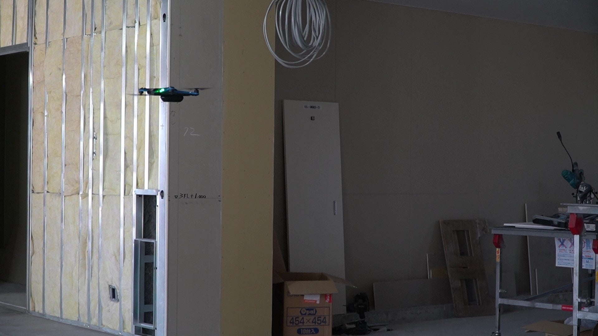 自律飛行するドローン