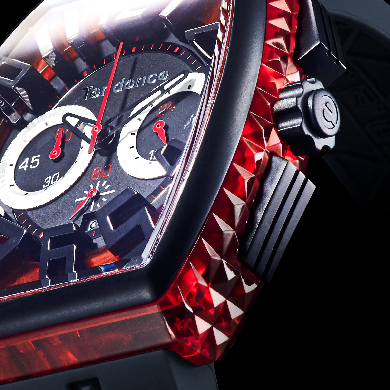 ケースサイドには迫力あるピラミッドが輝く