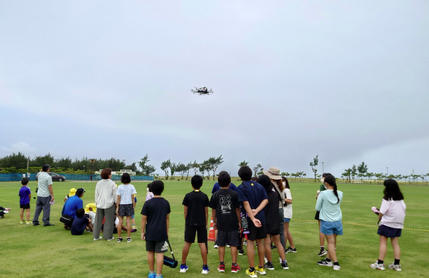 飛行を見守る子供たち