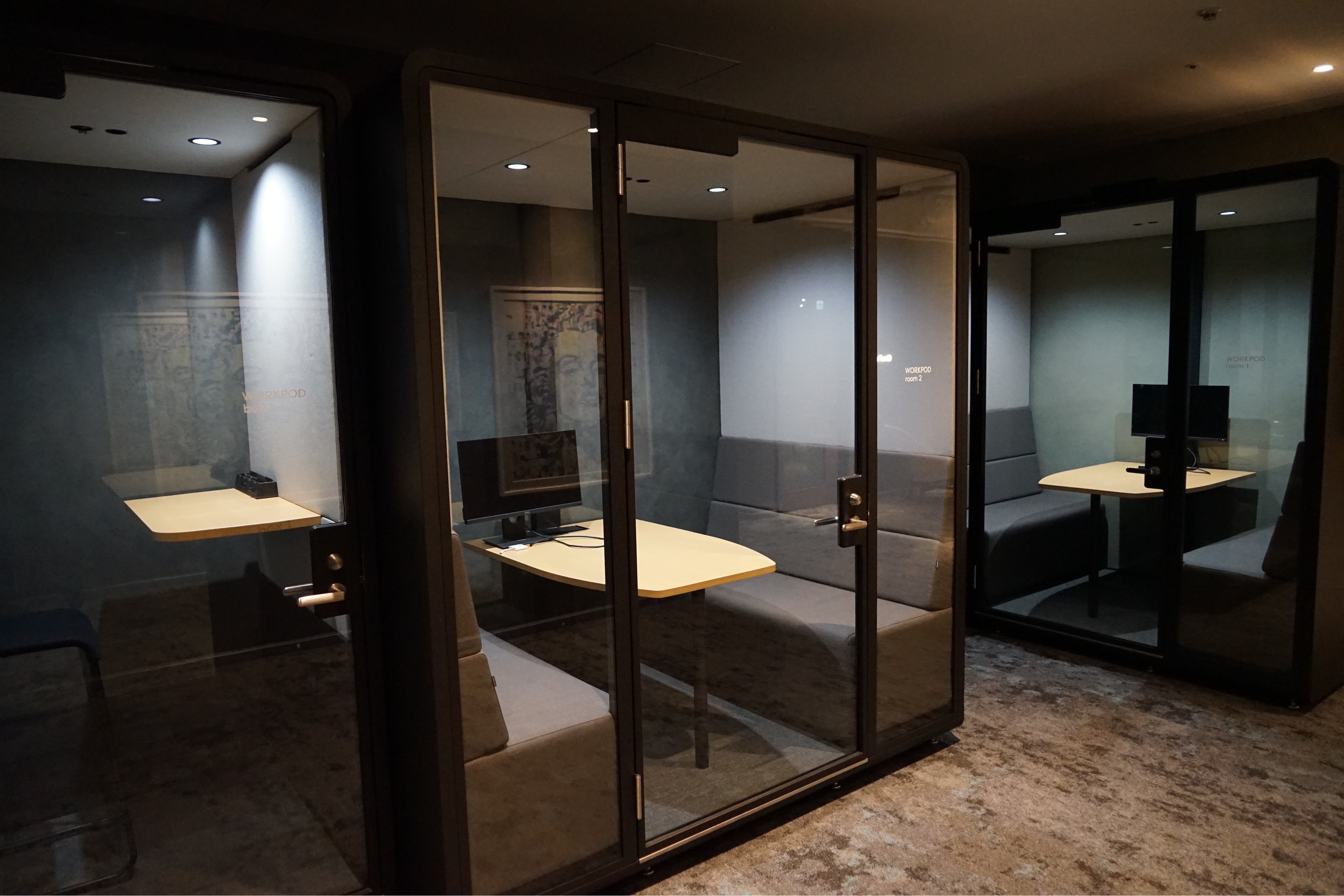 Web会議や集中作業に最適な「WORKPOD」は社内に8基設置。