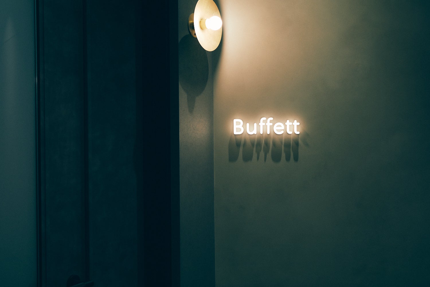 会議室の名称は「Buffett」をはじめ、世界的に著名な投資家の名前に。